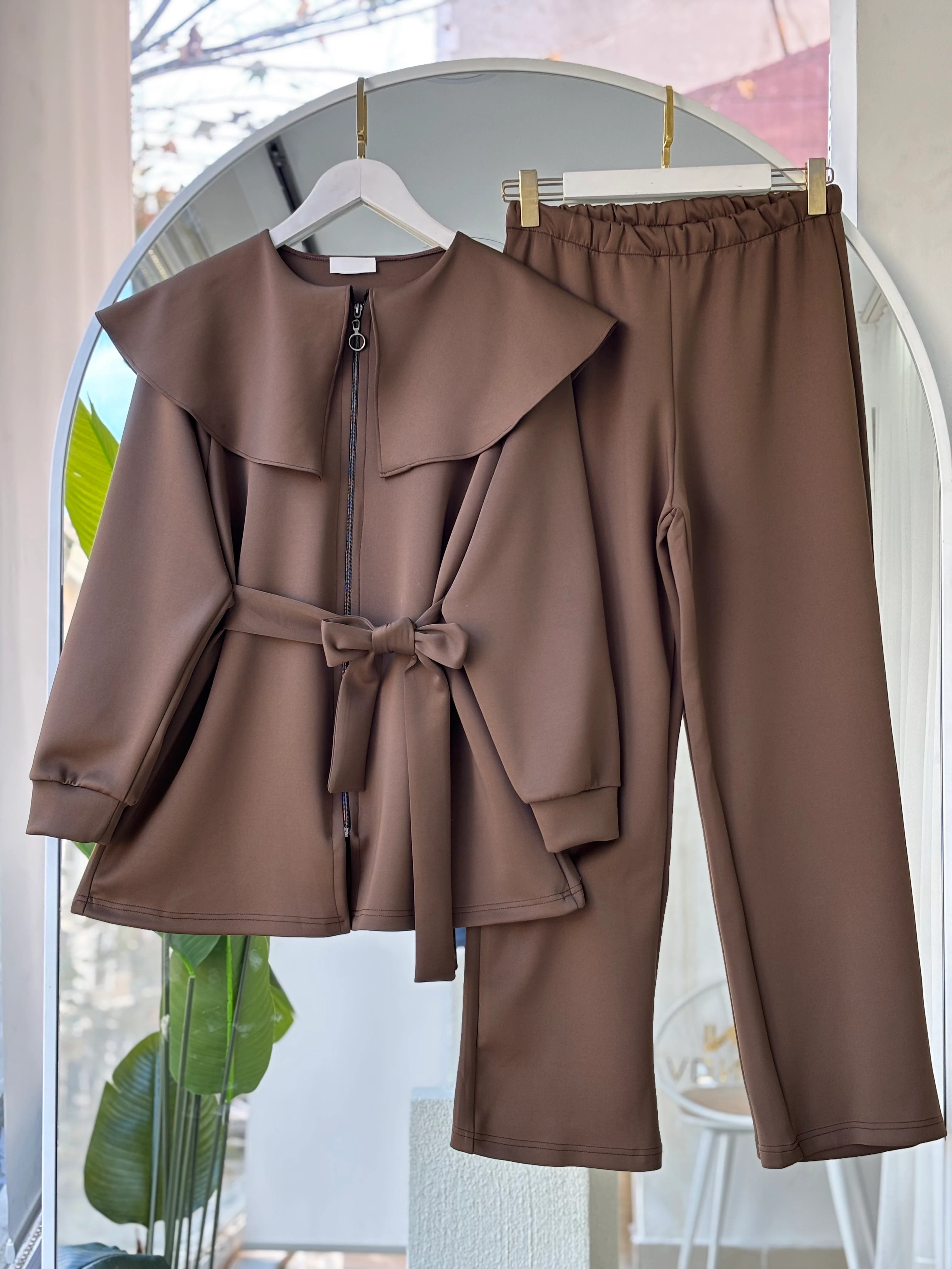 VELURA PELERİN YAKA TAKIM AÇIK KAHVERENGİ