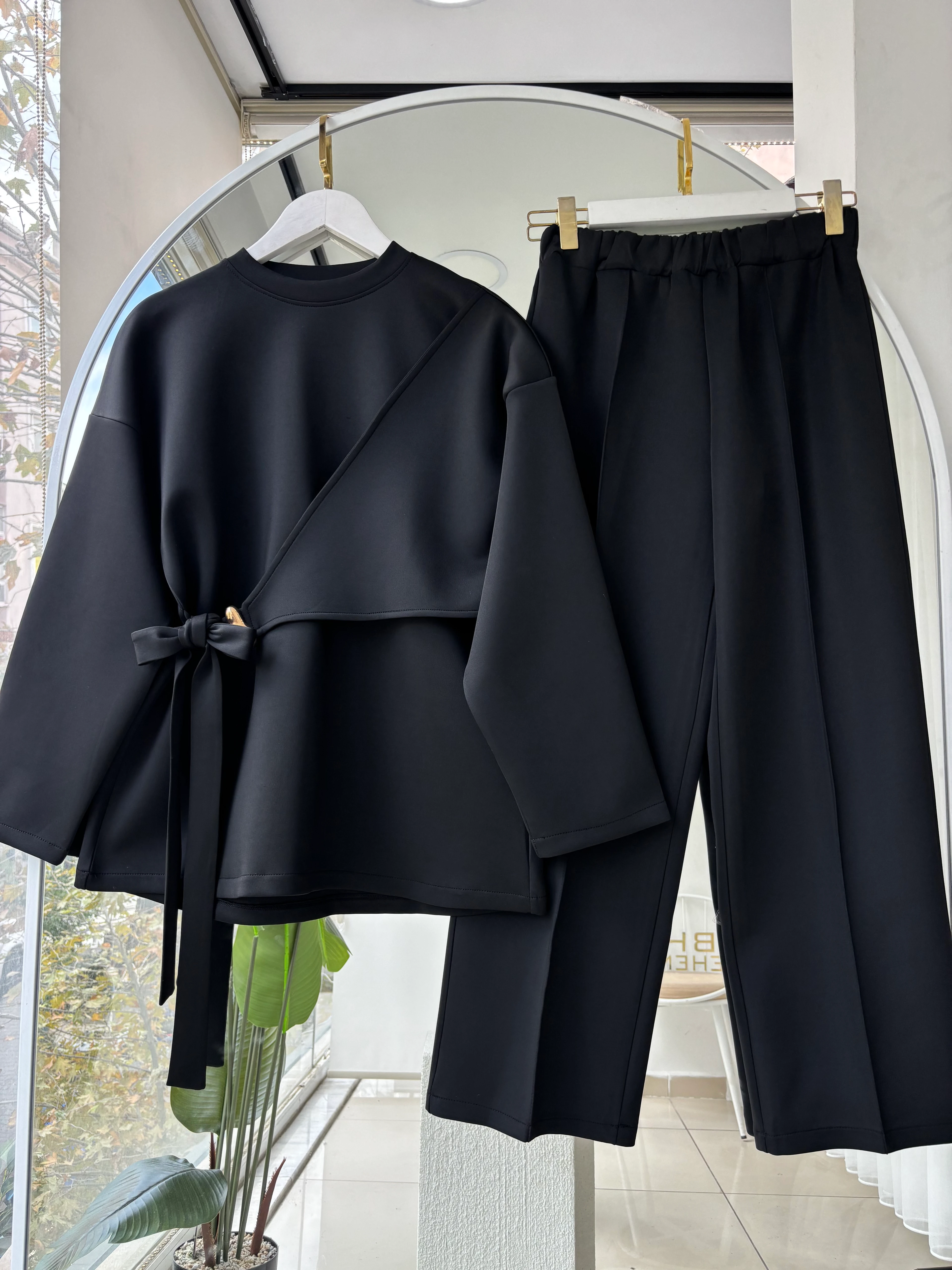 GOLD AKSESUARLI ALİZA TAKIM SİYAH