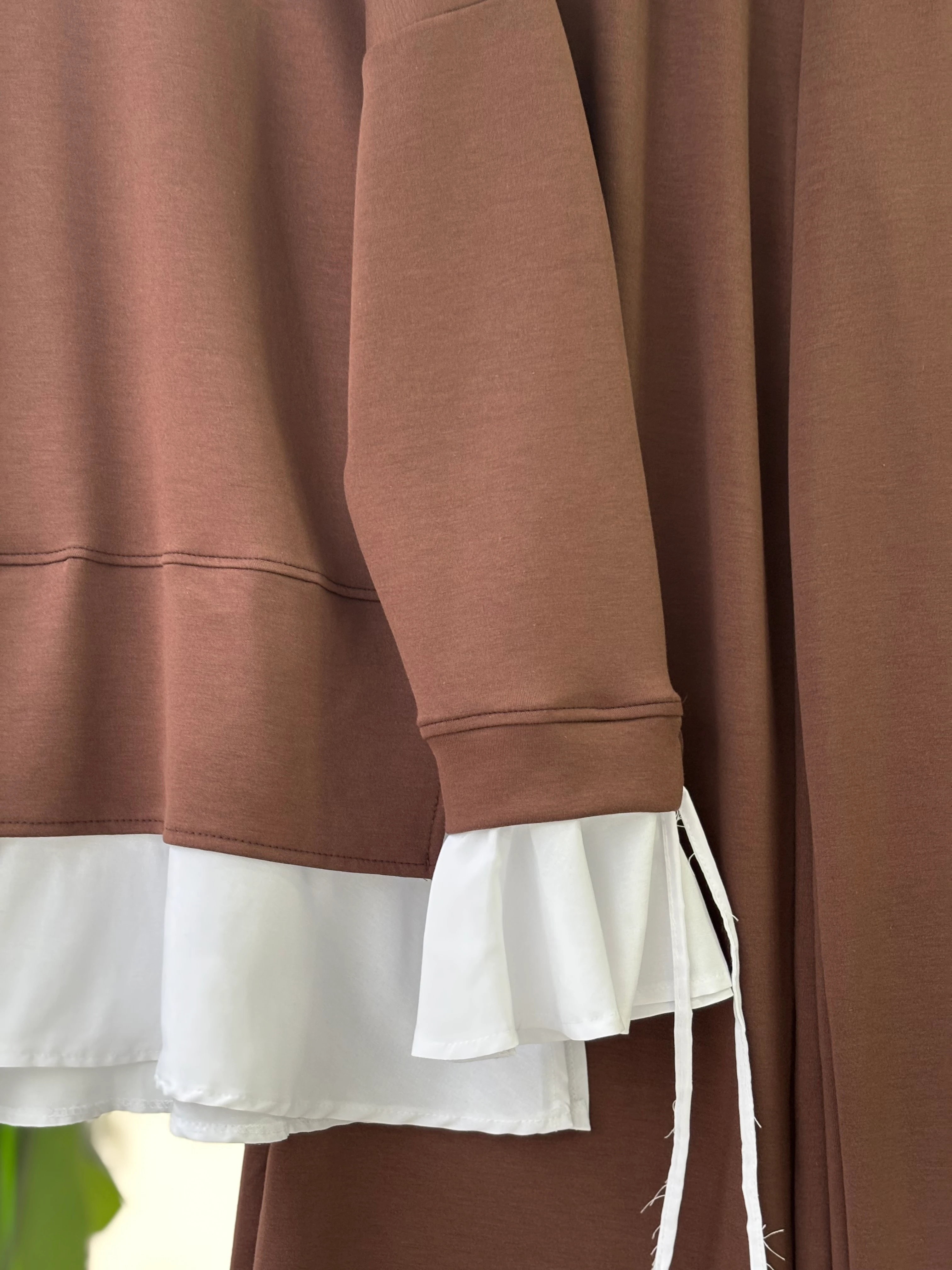 KENDİNDEN GÖMLEKLİ MODEL SONİA TAKIM KAHVERENGİ