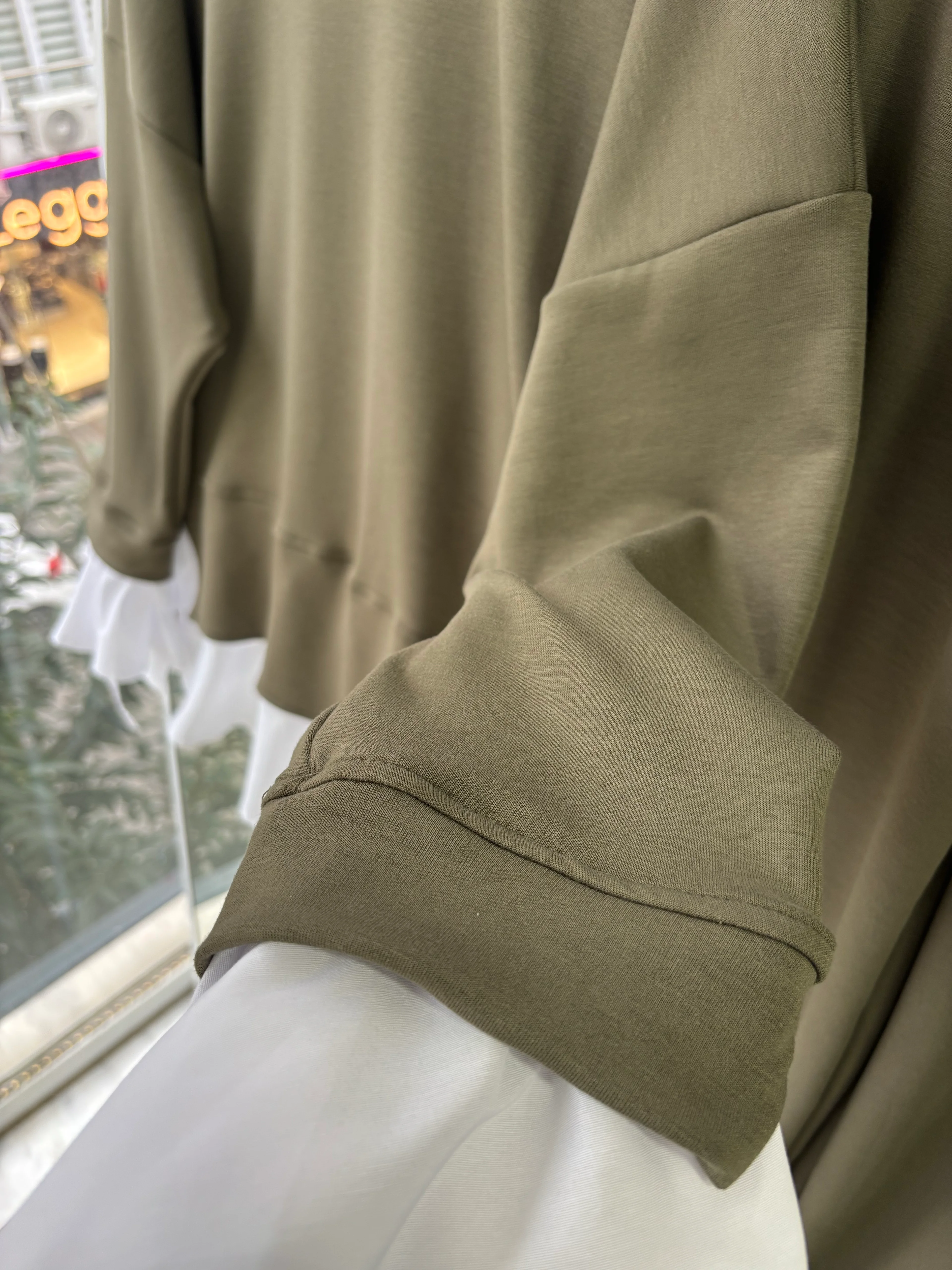 KENDİNDEN GÖMLEKLİ MODEL SONİA TAKIM YEŞİL