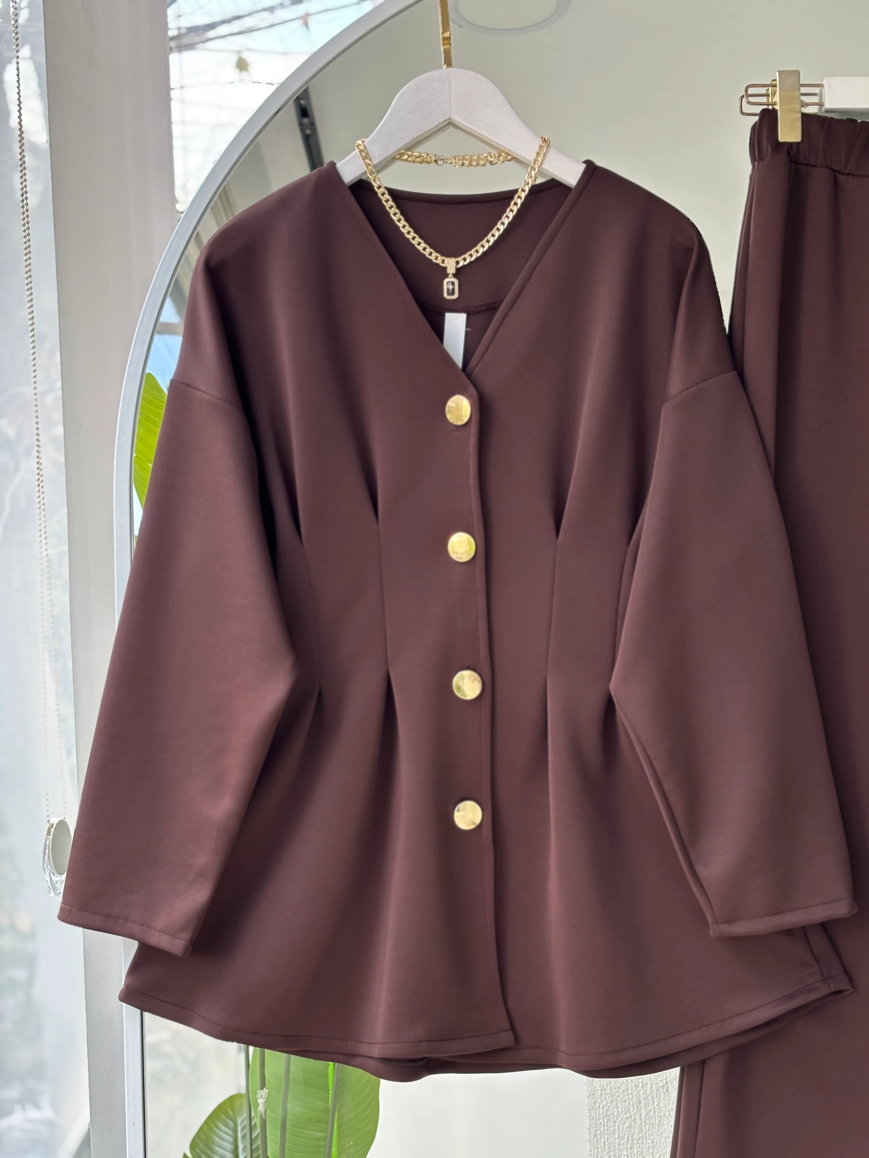 MEVA PENSLİ GOLD DÜĞMELİ TAKIM - KAHVERENGİ 