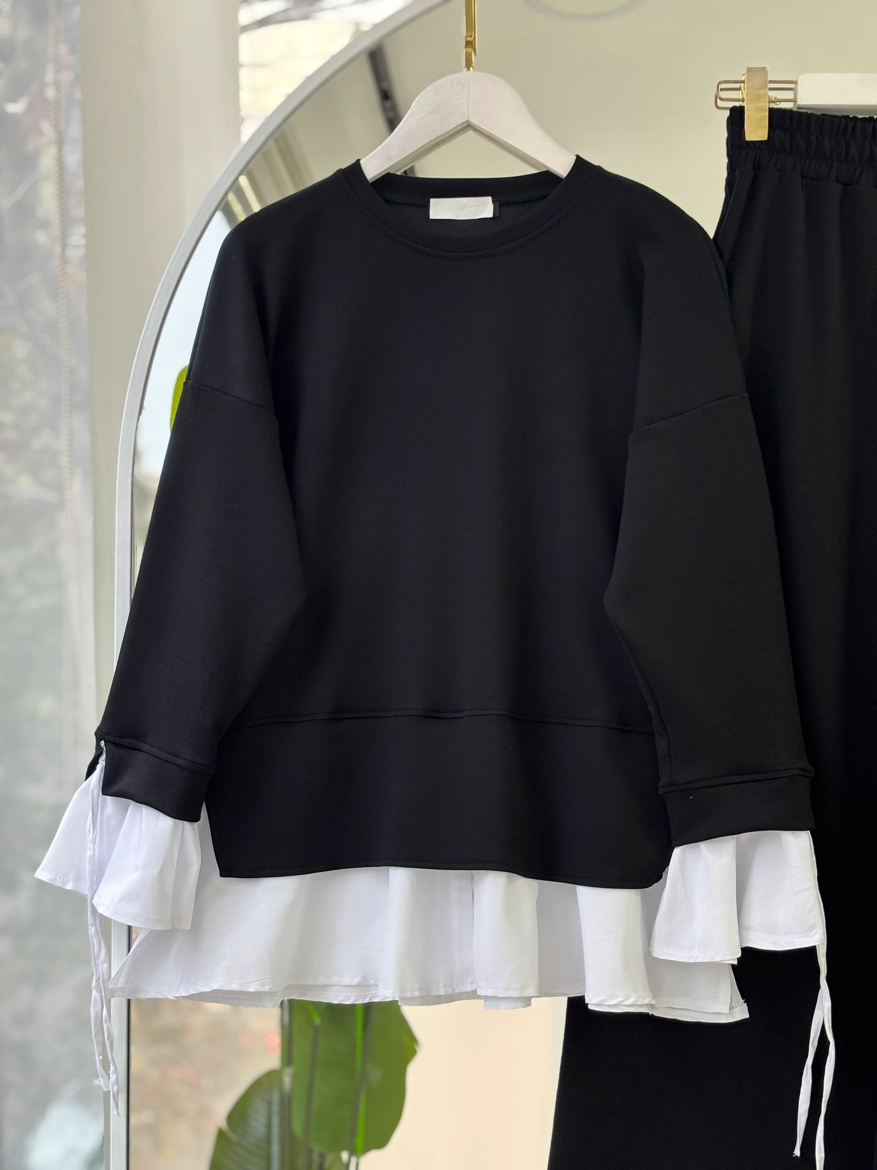 KENDİNDEN GÖMLEKLİ MODEL SONİA TAKIM SİYAH