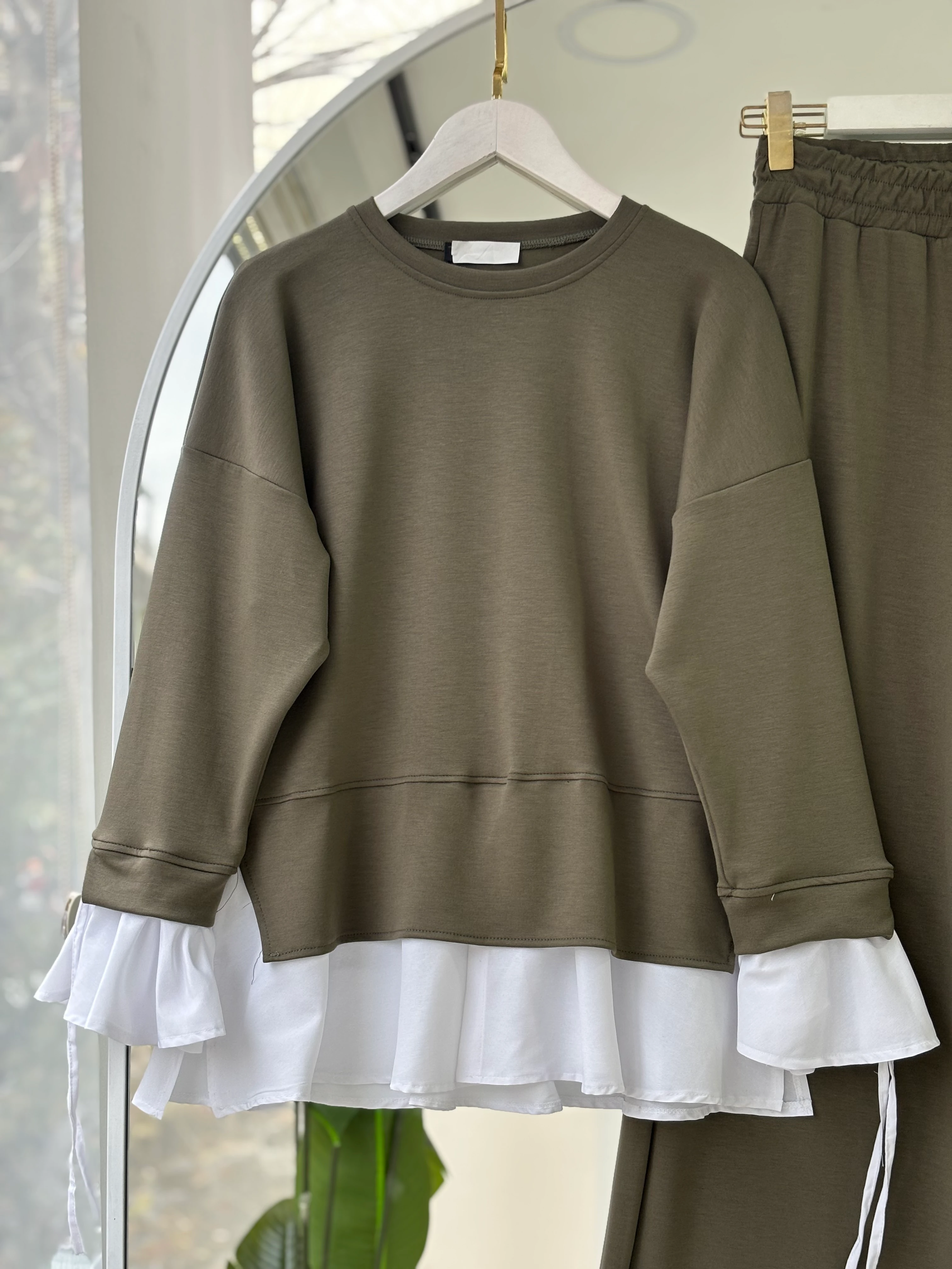 KENDİNDEN GÖMLEKLİ MODEL SONİA TAKIM YEŞİL