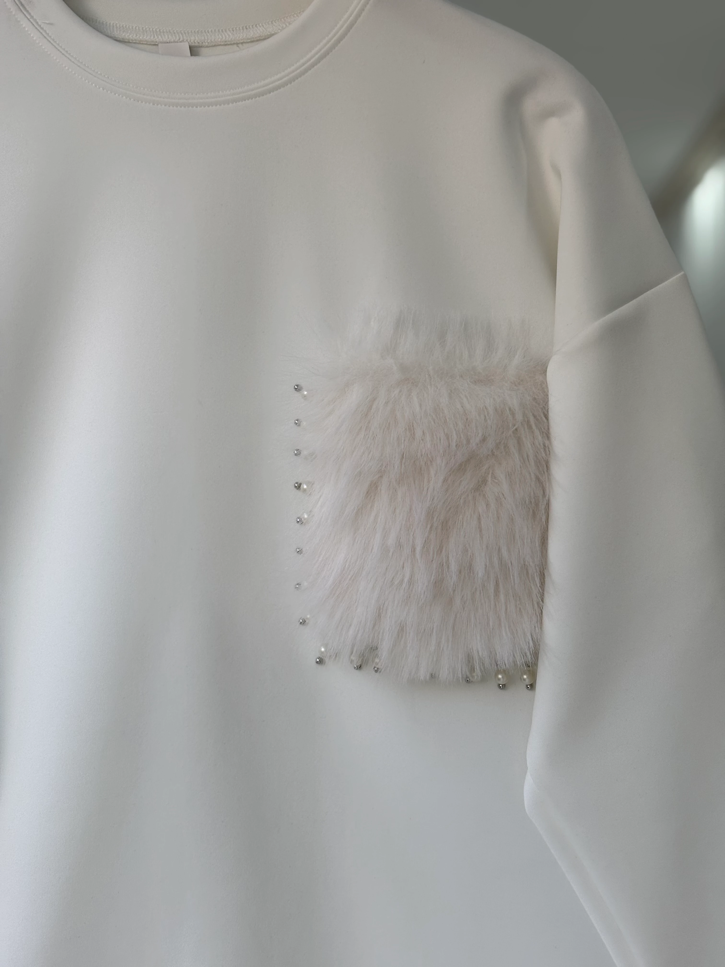 KÜRK VE TAŞ DETAYLI SCUBA SELENA SWEAT BEYAZ