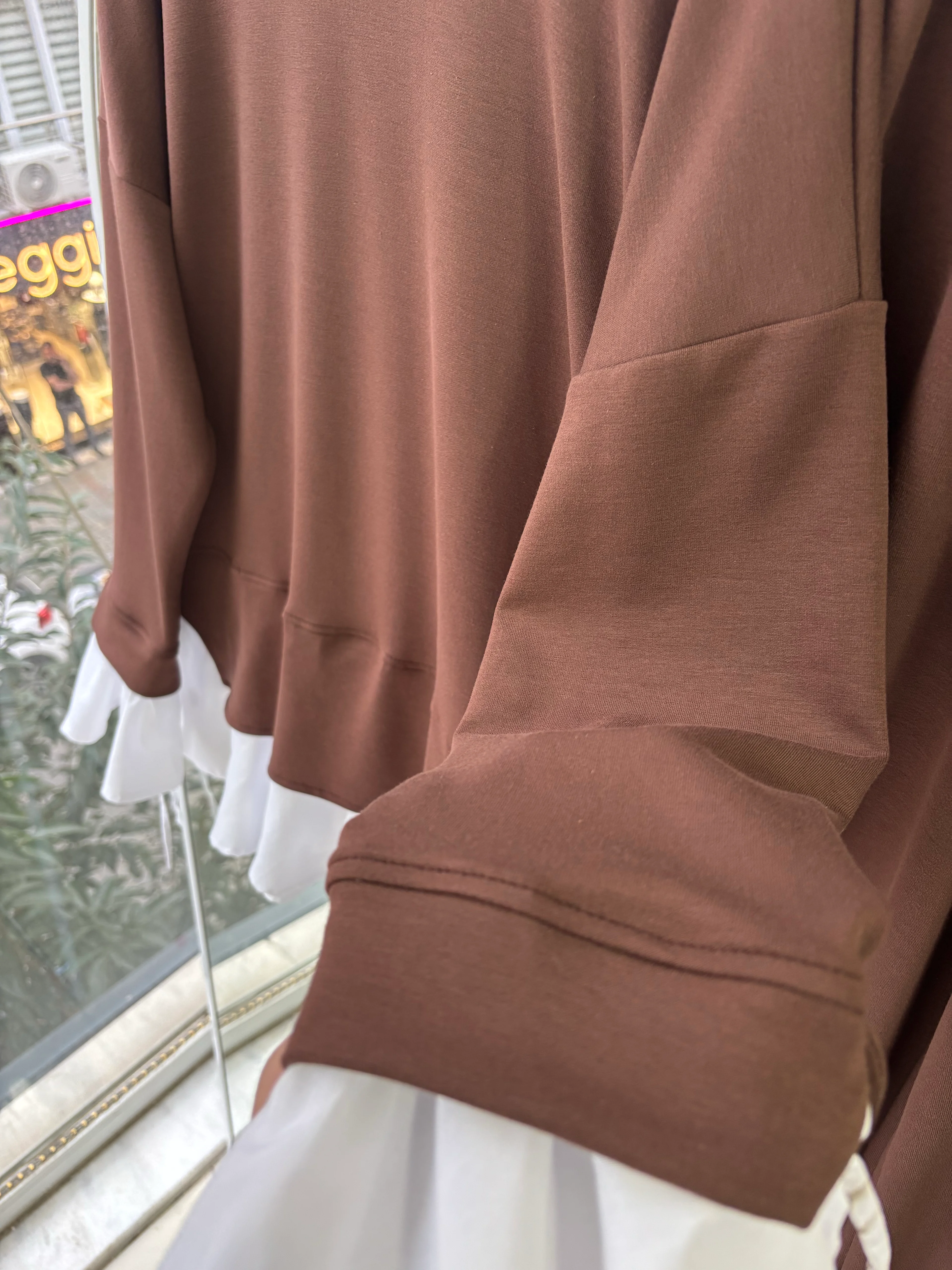 KENDİNDEN GÖMLEKLİ MODEL SONİA TAKIM KAHVERENGİ