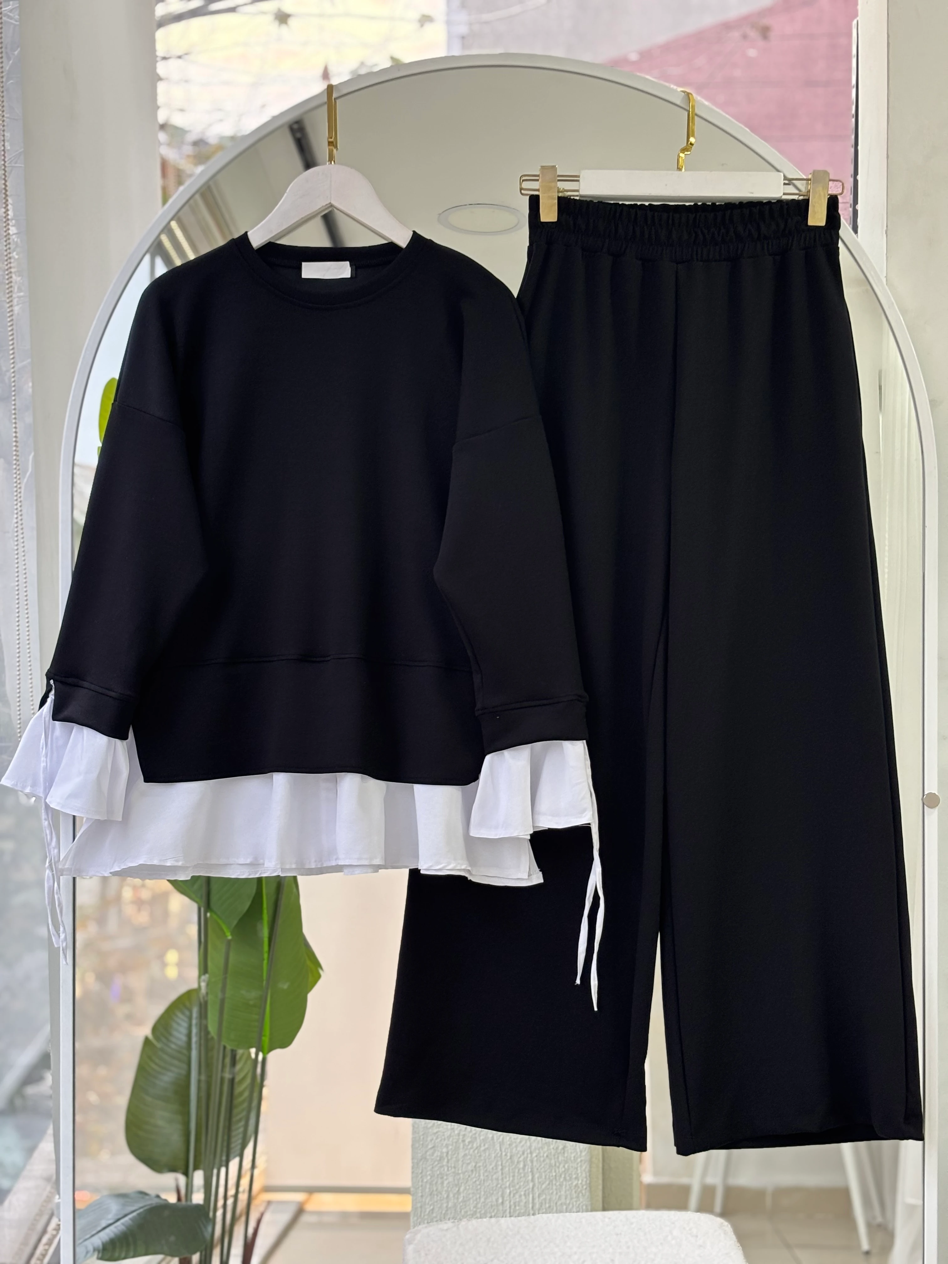 KENDİNDEN GÖMLEKLİ MODEL SONİA TAKIM SİYAH