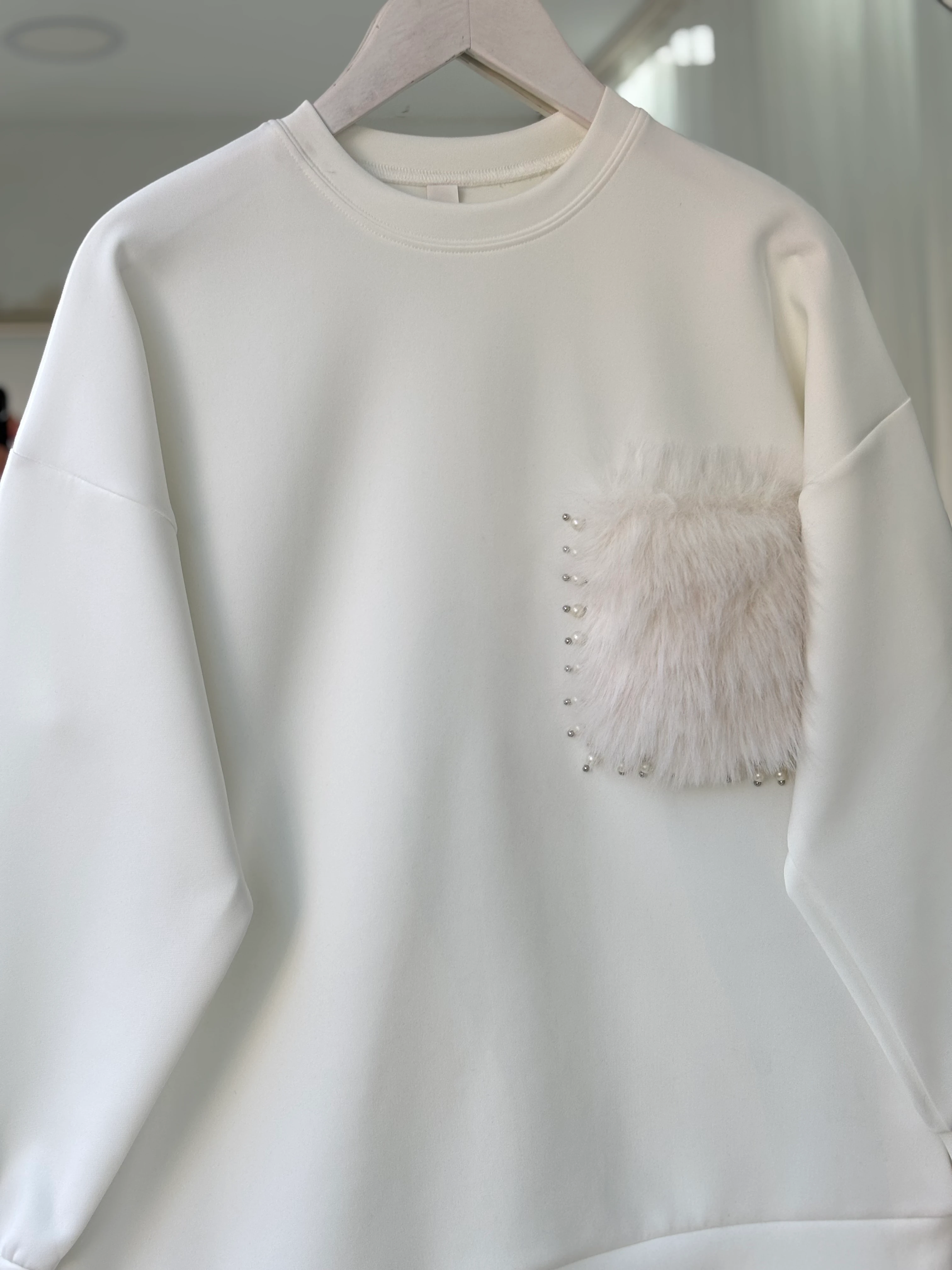 KÜRK VE TAŞ DETAYLI SCUBA SELENA SWEAT BEYAZ