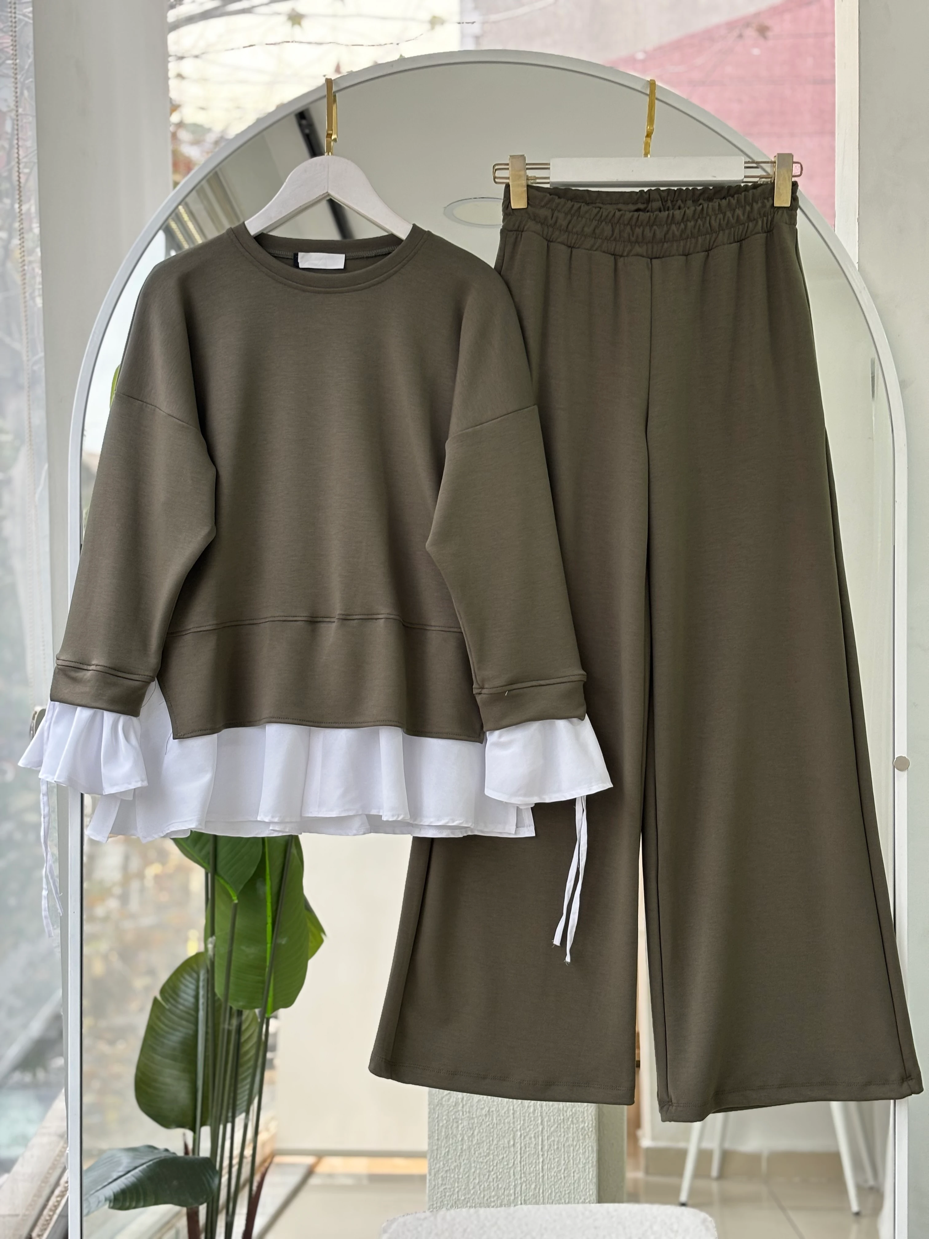 KENDİNDEN GÖMLEKLİ MODEL SONİA TAKIM YEŞİL