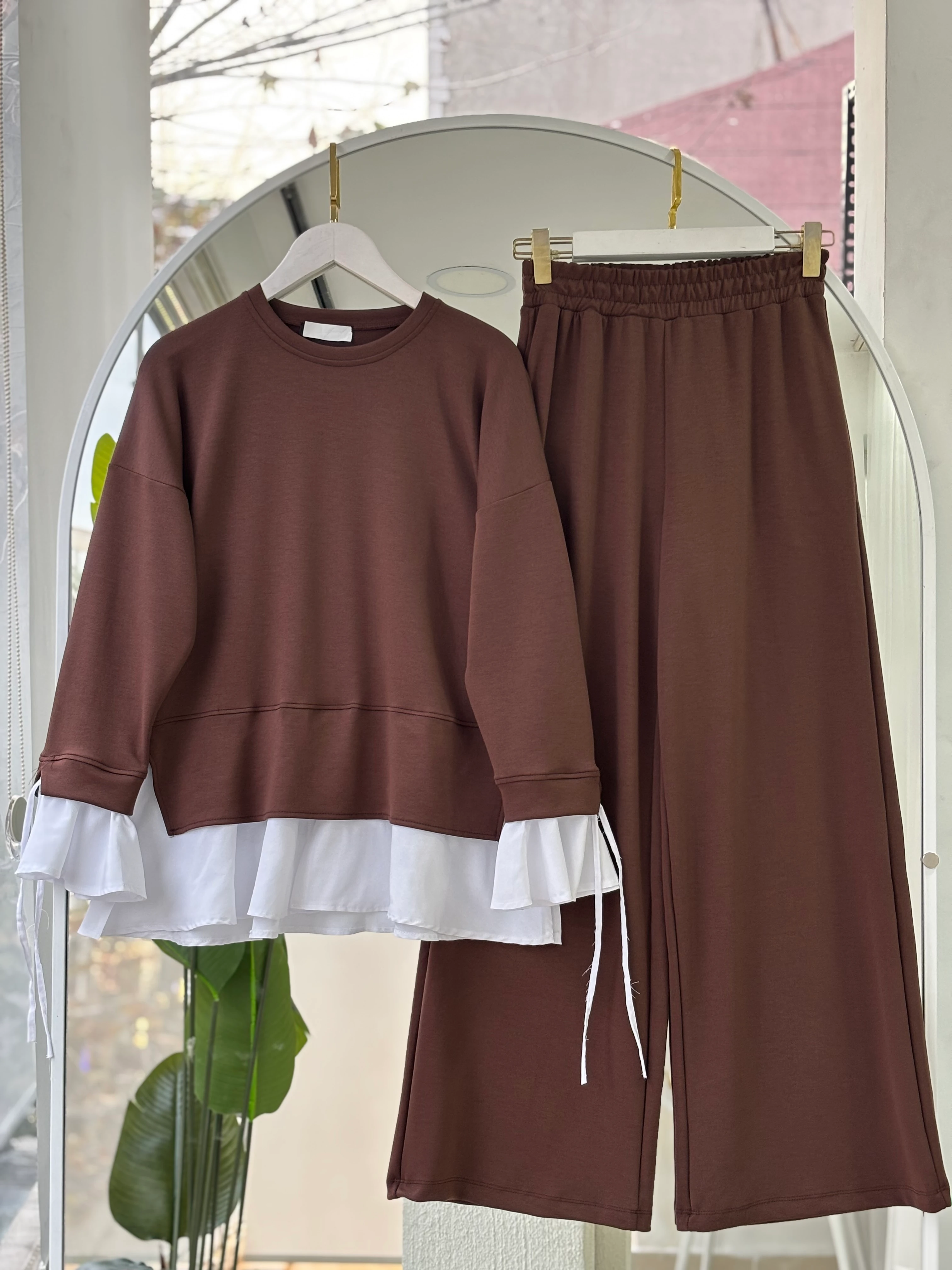 KENDİNDEN GÖMLEKLİ MODEL SONİA TAKIM KAHVERENGİ