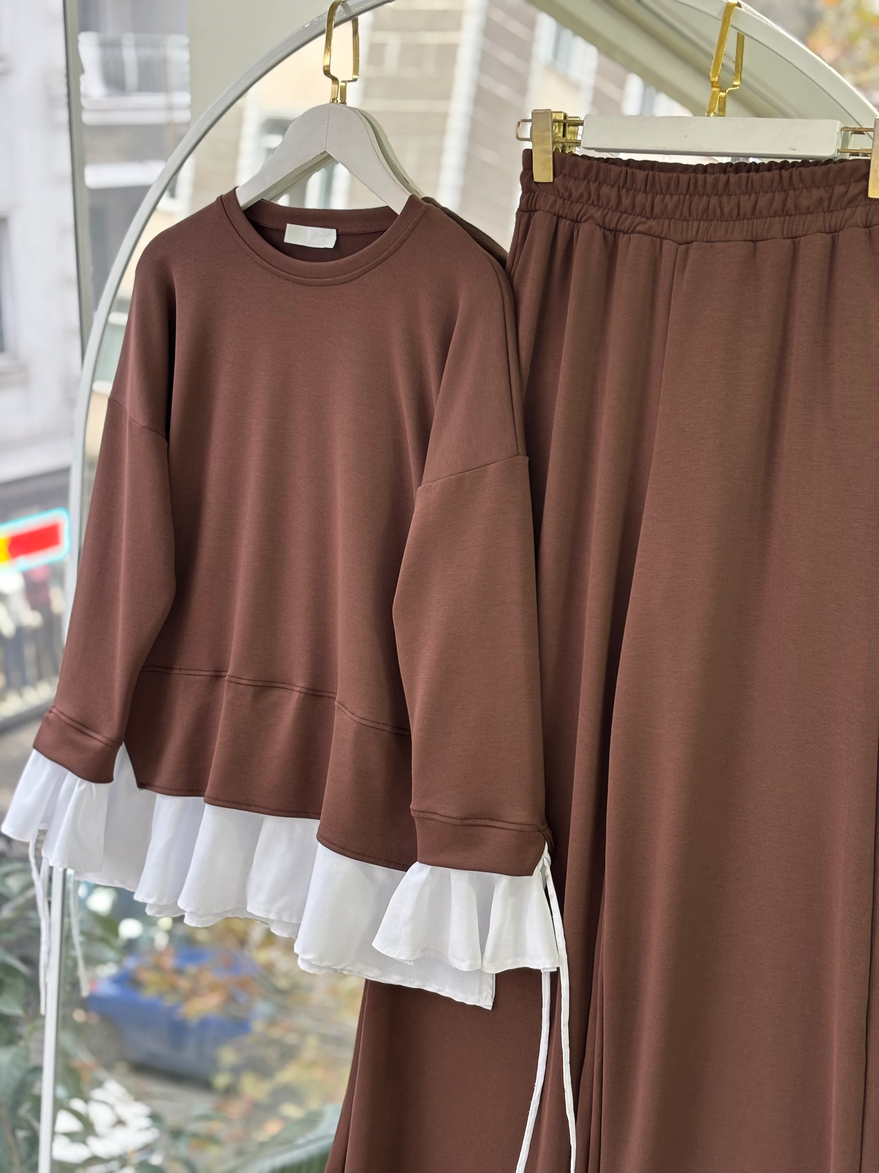 KENDİNDEN GÖMLEKLİ MODEL SONİA TAKIM KAHVERENGİ