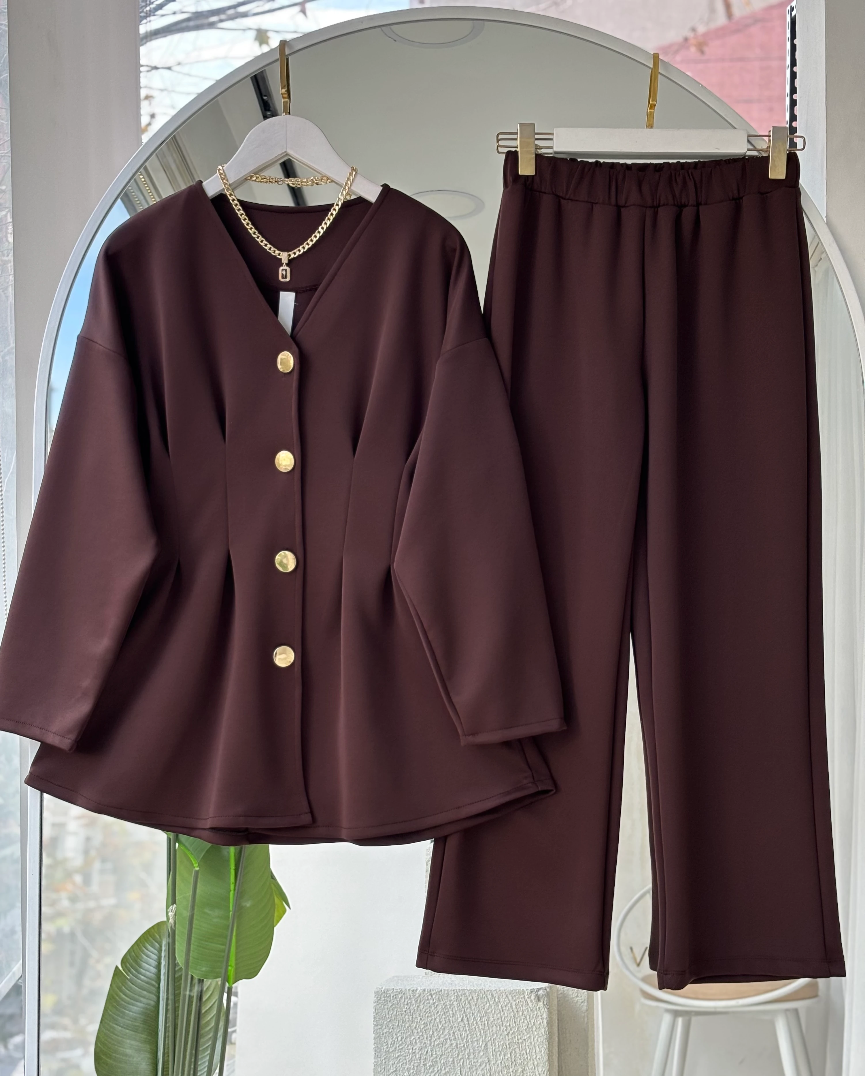 MEVA PENSLİ GOLD DÜĞMELİ TAKIM - KAHVERENGİ 