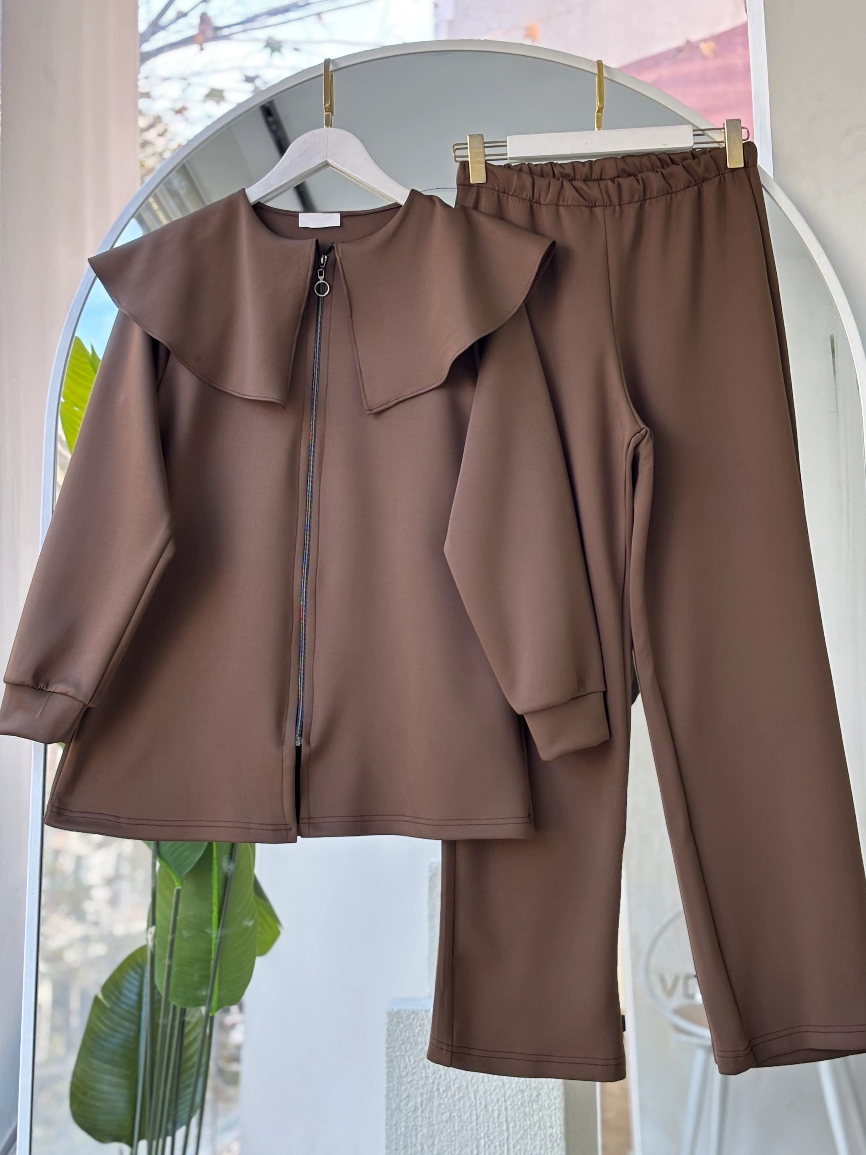 VELURA PELERİN YAKA TAKIM AÇIK KAHVERENGİ