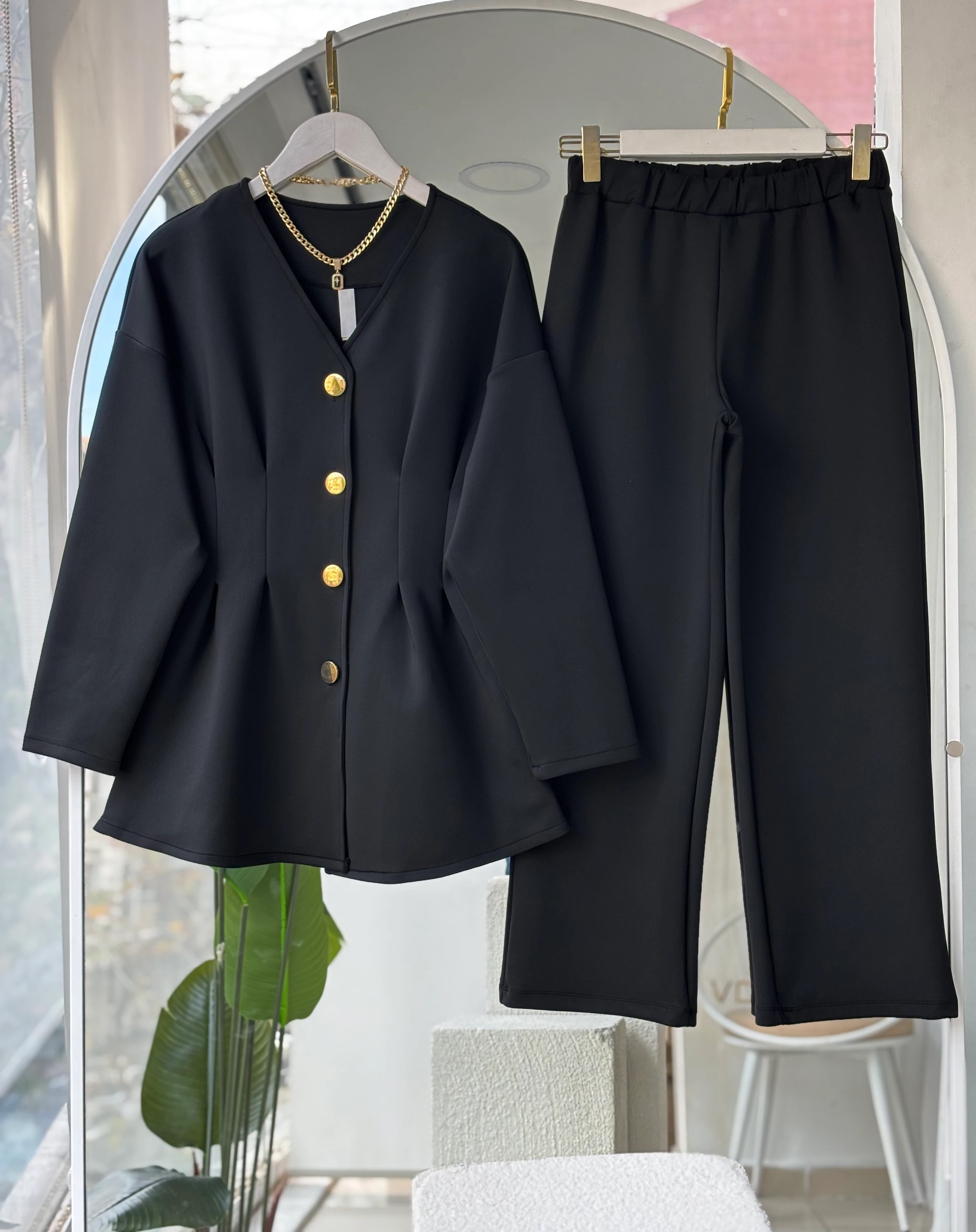 MEVA PENSLİ GOLD DÜĞMELİ TAKIM - SİYAH