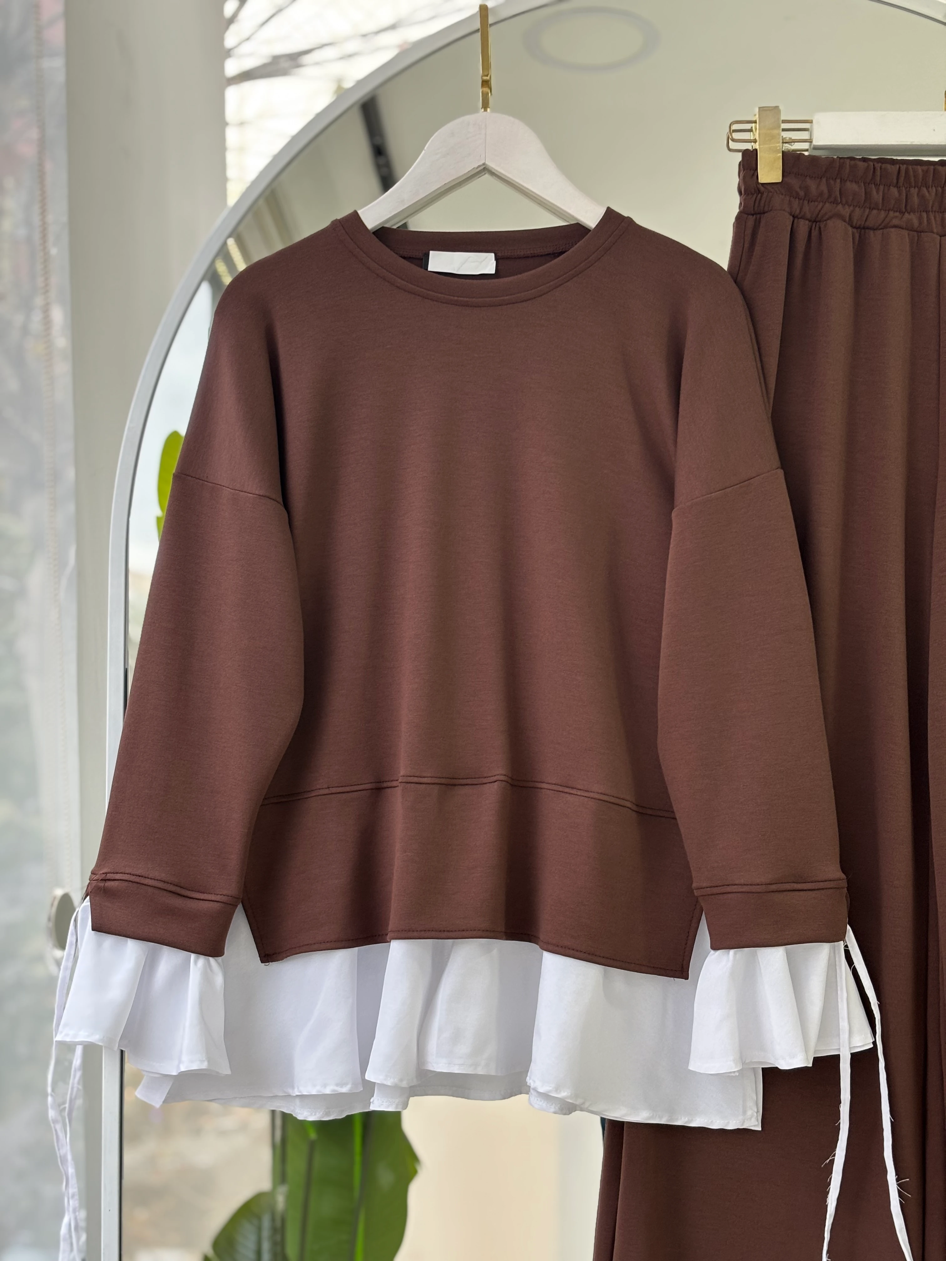 KENDİNDEN GÖMLEKLİ MODEL SONİA TAKIM KAHVERENGİ