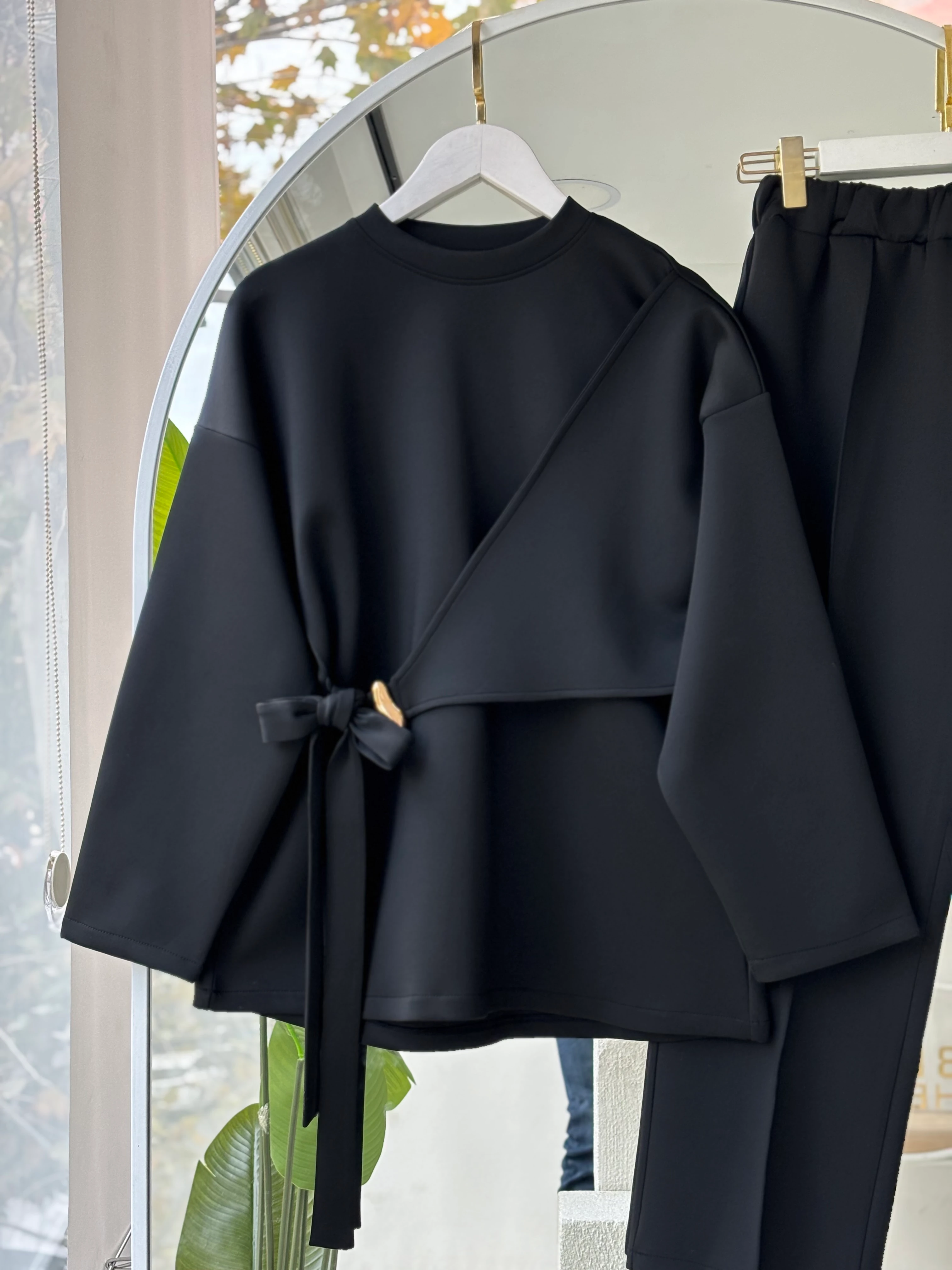 GOLD AKSESUARLI ALİZA TAKIM SİYAH