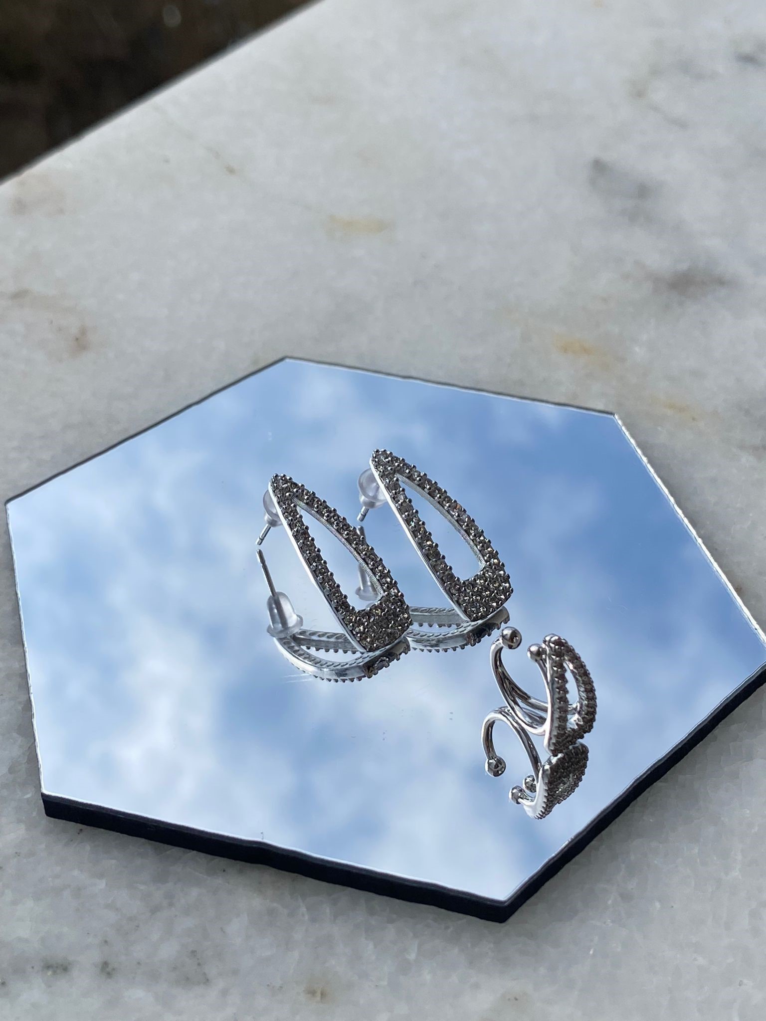 Marka model toka form taşlı silver  küpe 