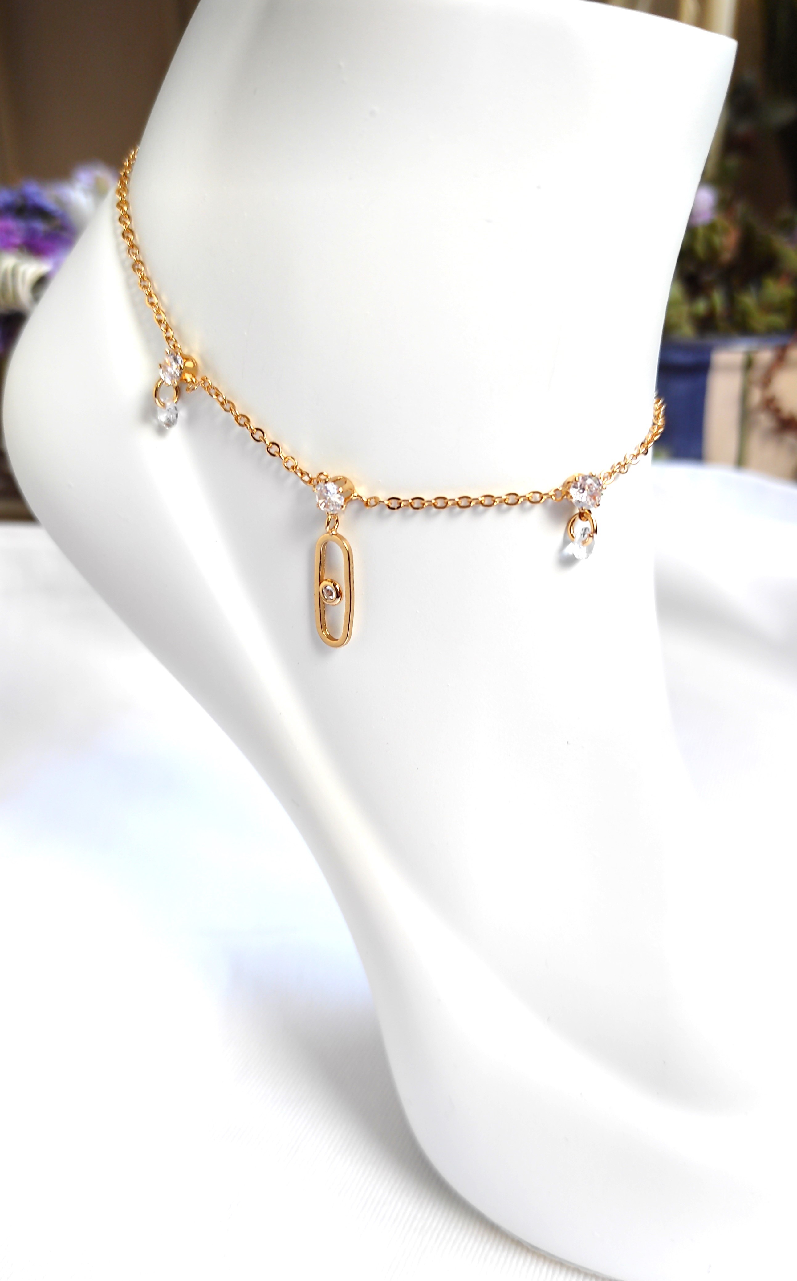 M.E.S.S. Marka model  taşlı gold küpe 