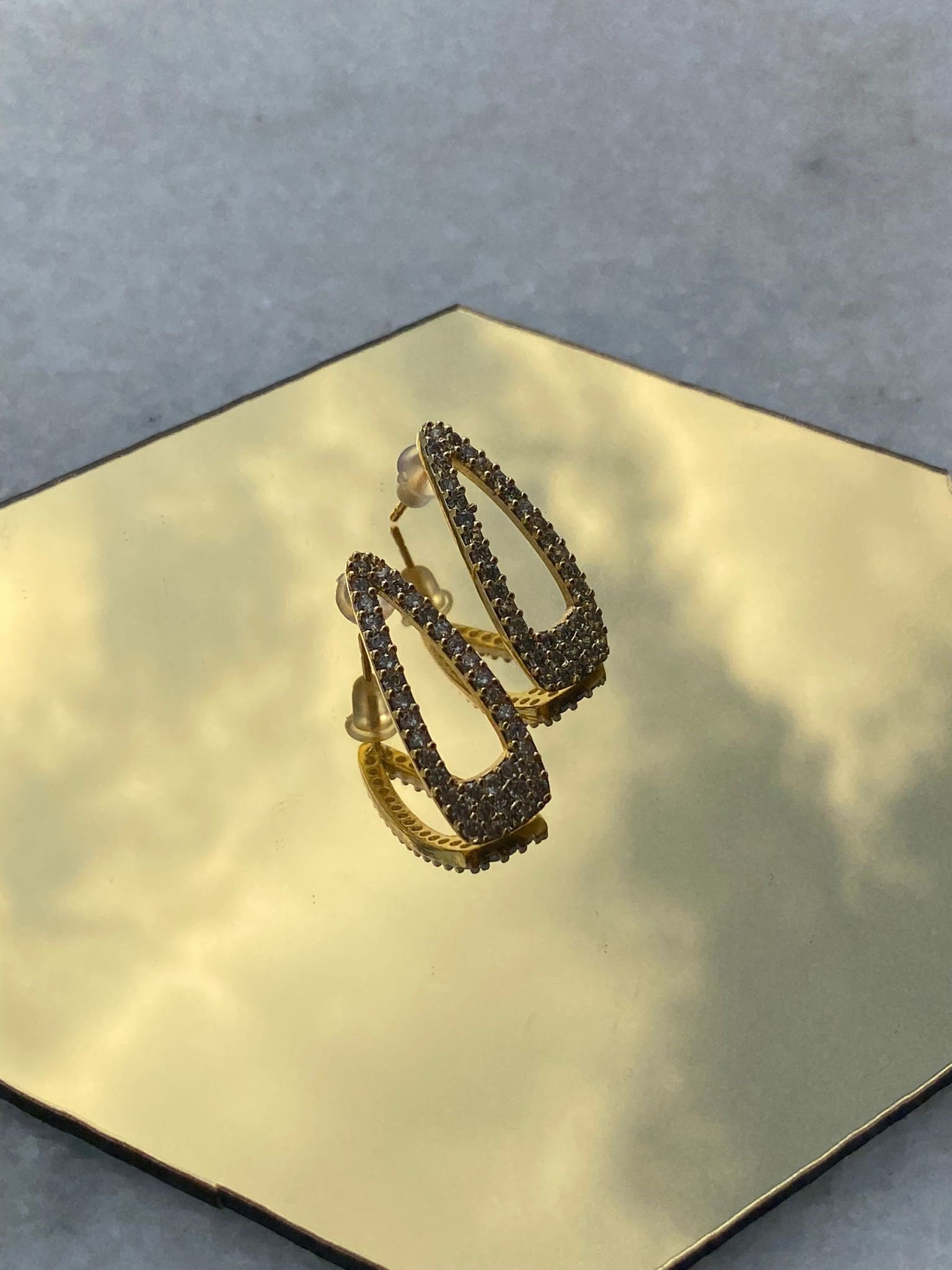 Marka model toka form taşlı  gold  küpe 