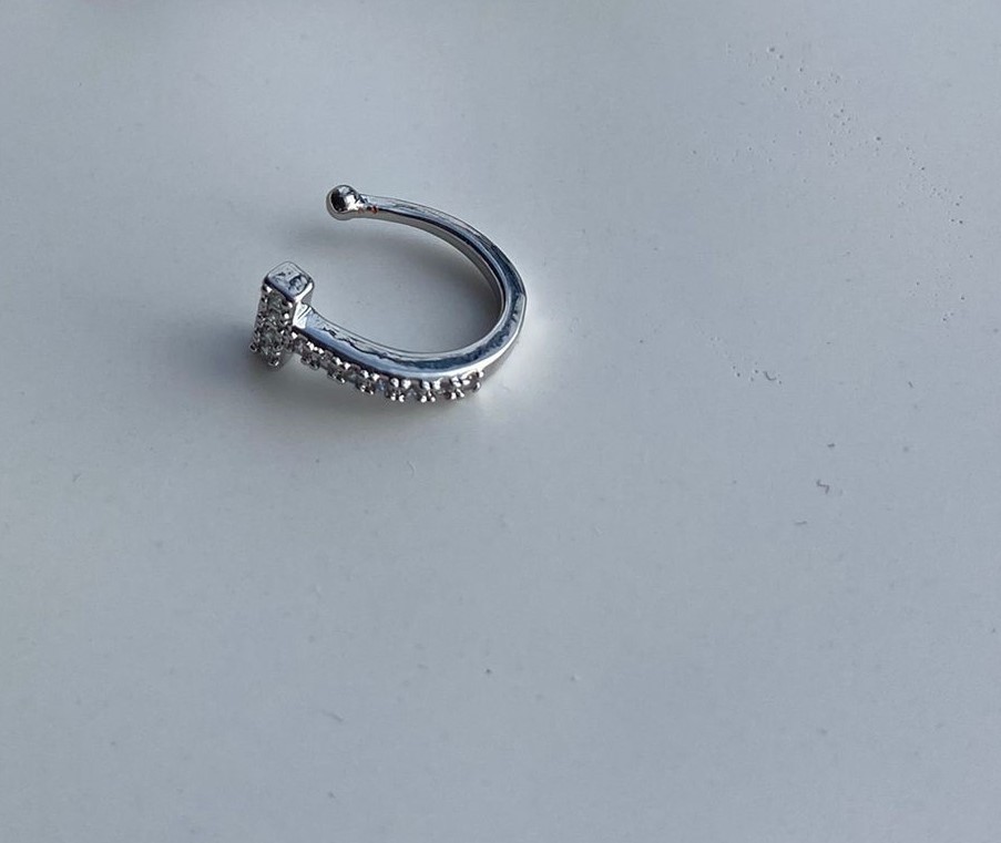 Taşlı marka model silver  kısa T earcuff