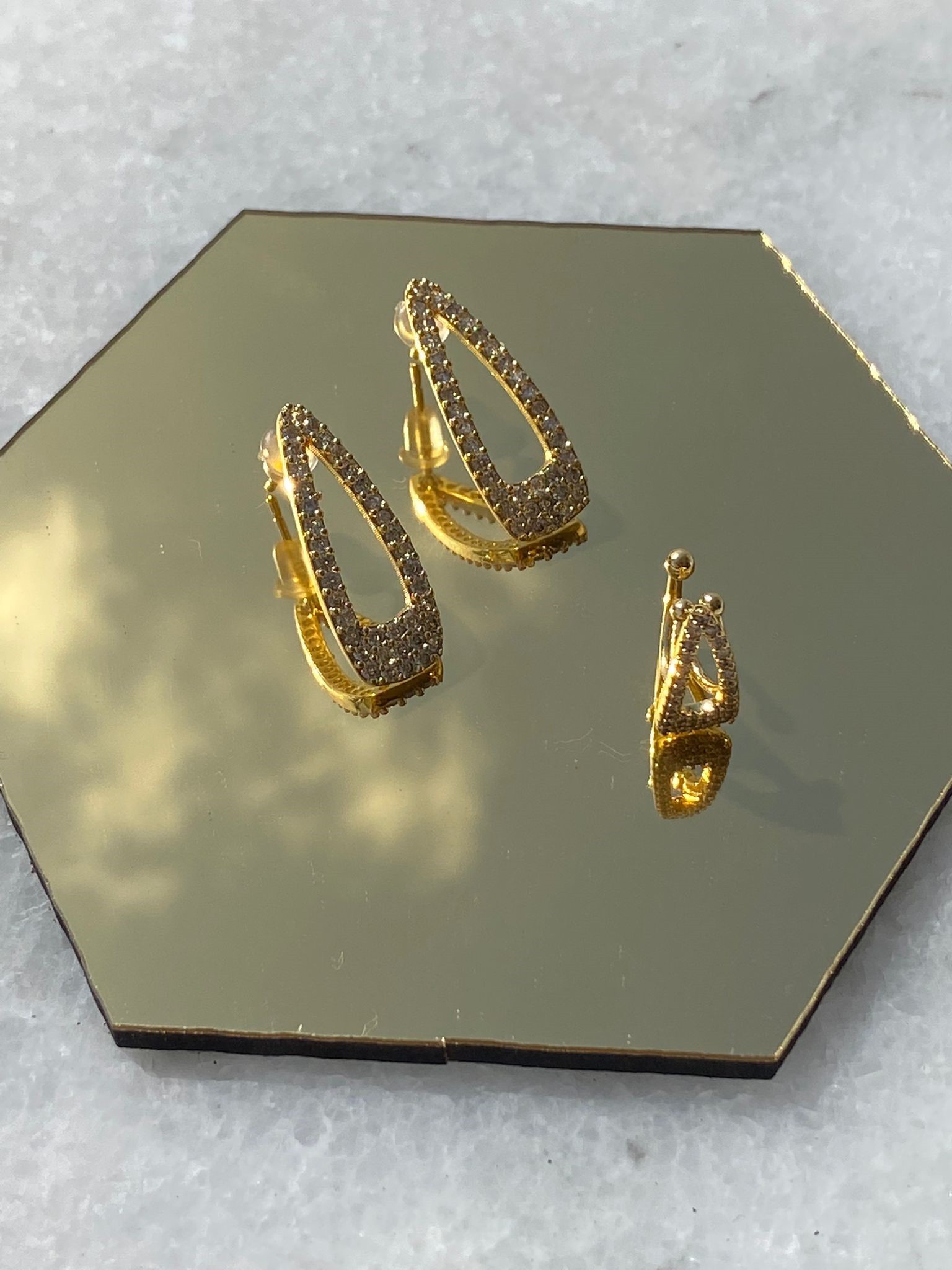 Marka model toka form taşlı  gold  küpe 