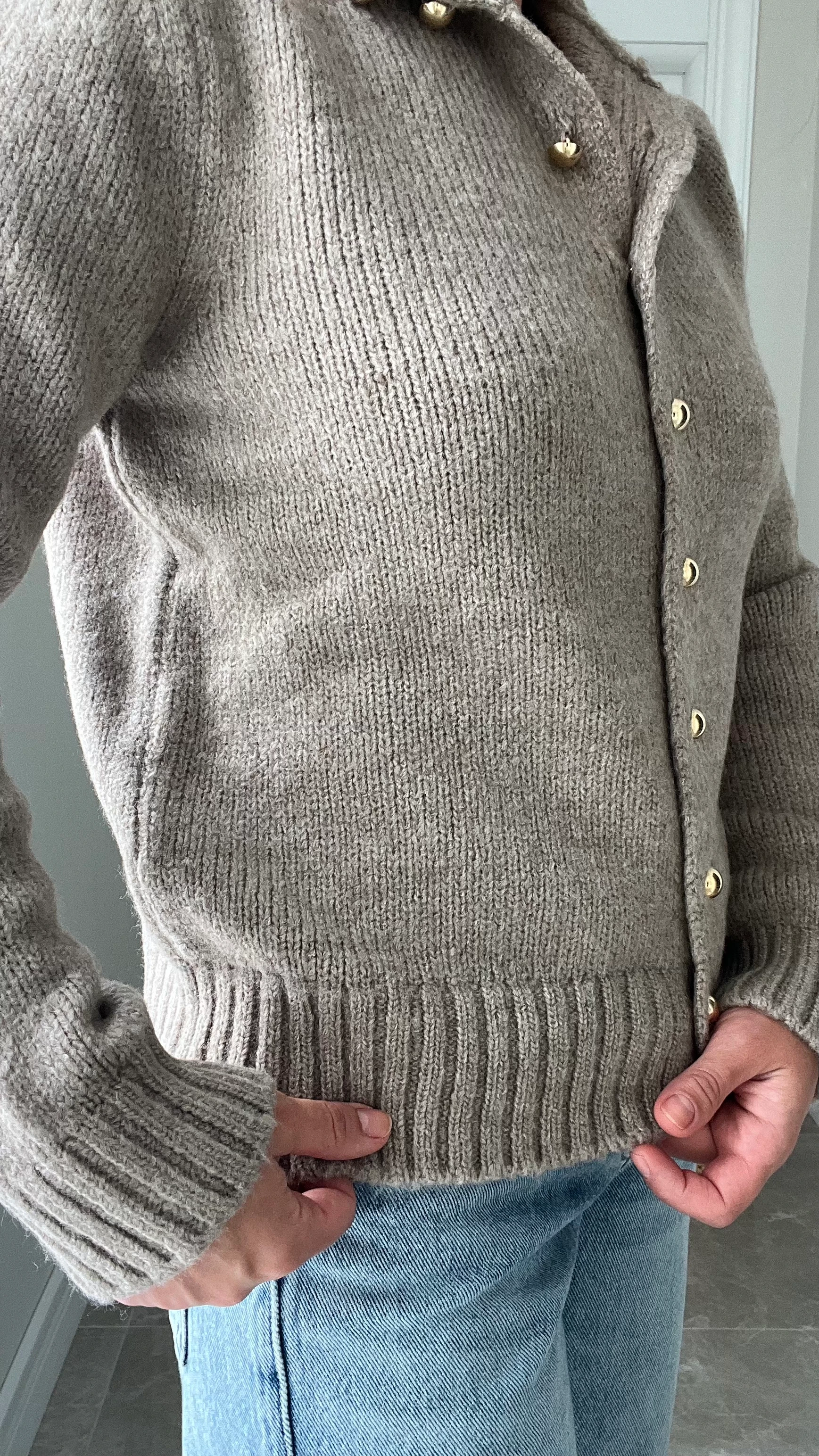 Gold Düğmeli Boğazlı Hırka Ekru