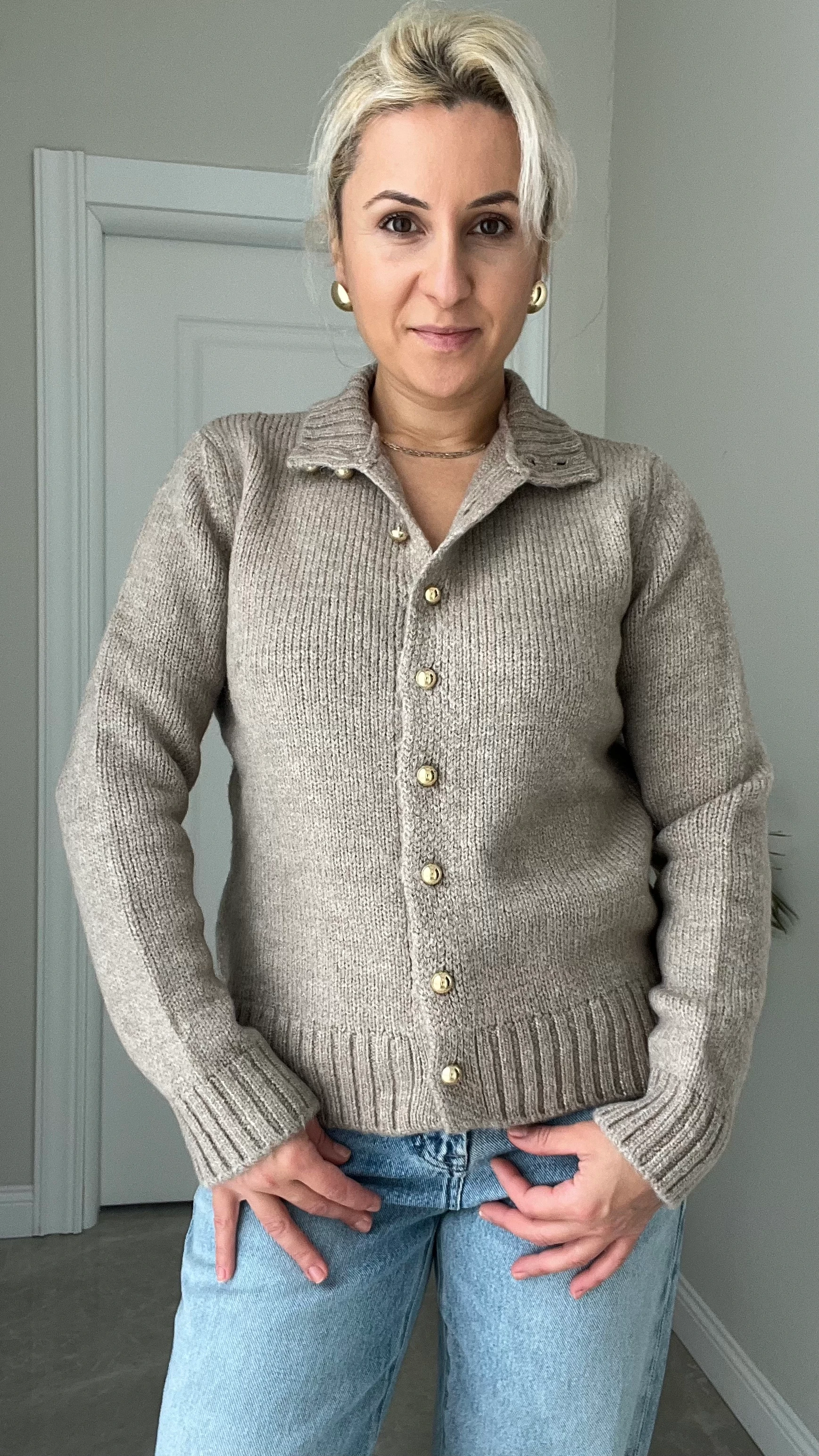 Gold Düğmeli Boğazlı Hırka Ekru