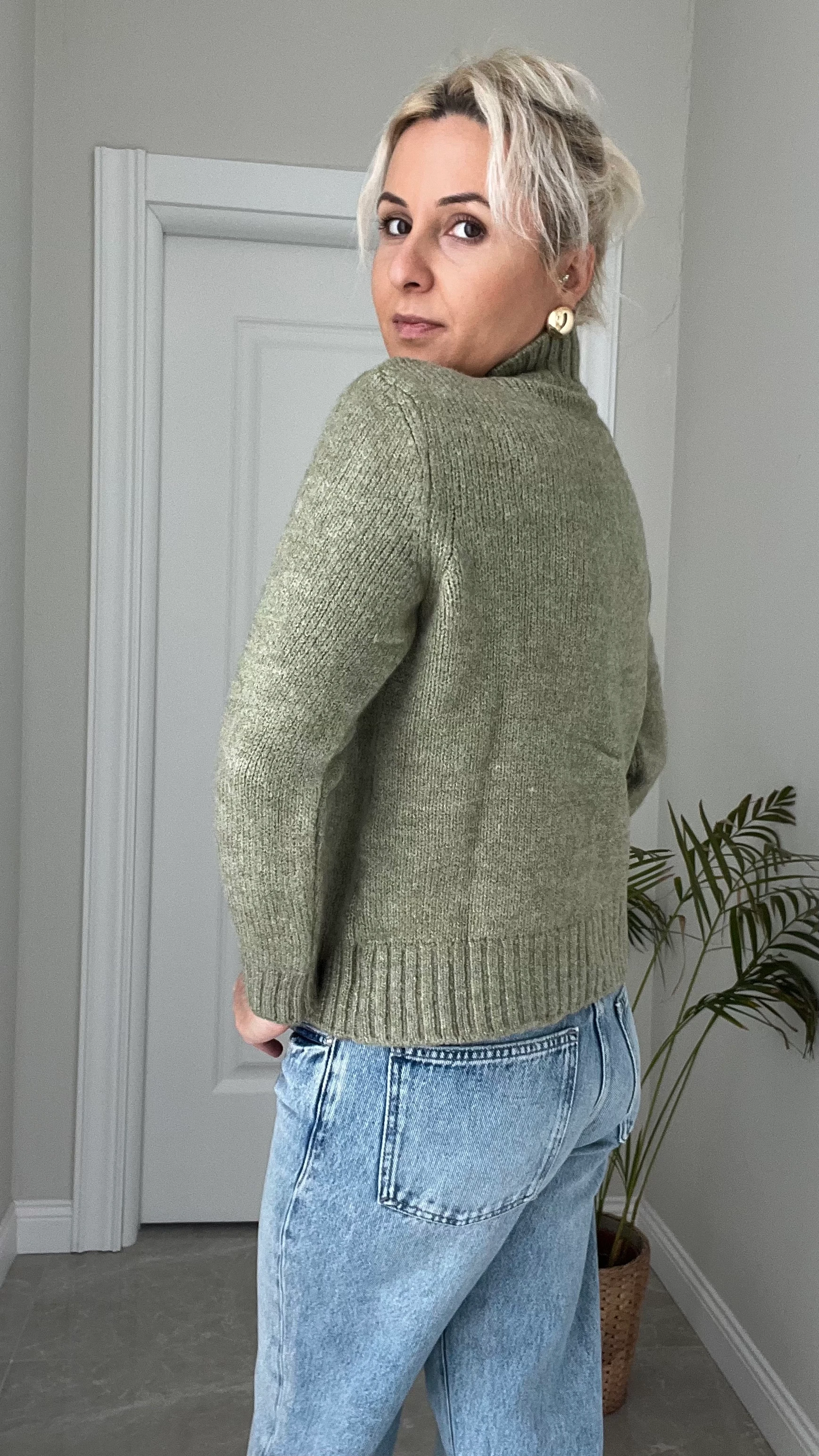 Gold Düğmeli Boğazlı Hırka Haki