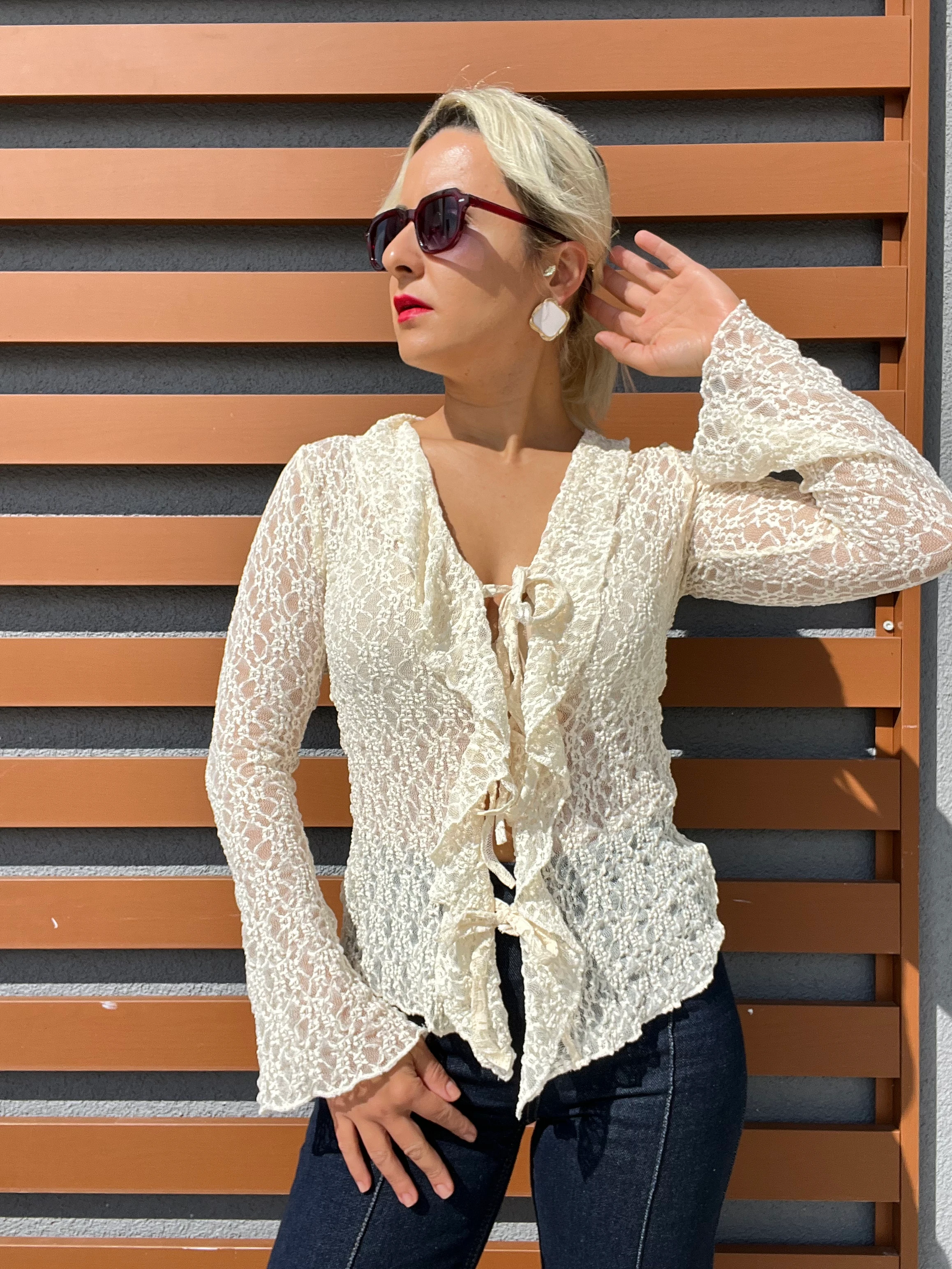 Önden Fırfırlı Dantel Bluz