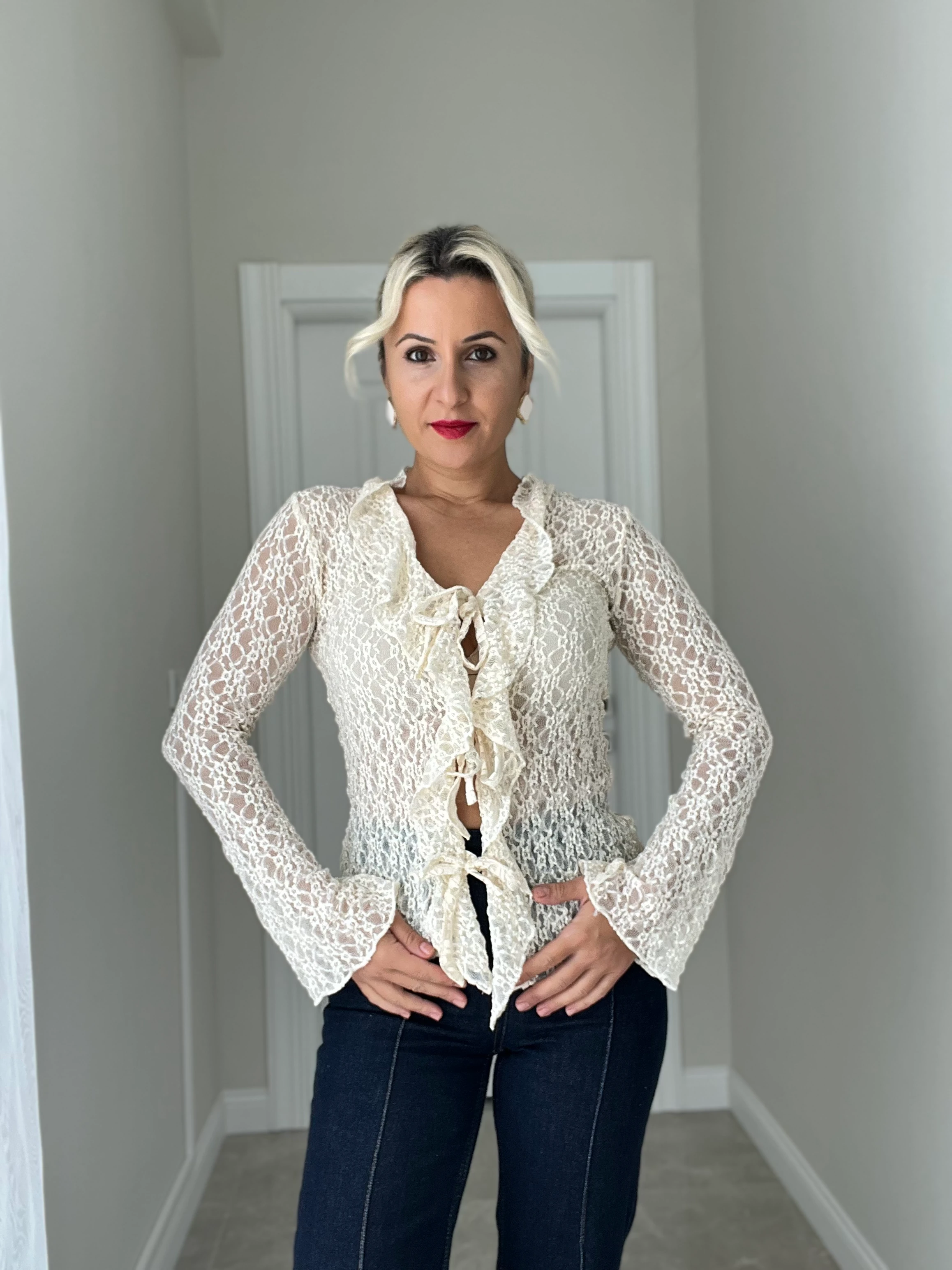 Önden Fırfırlı Dantel Bluz