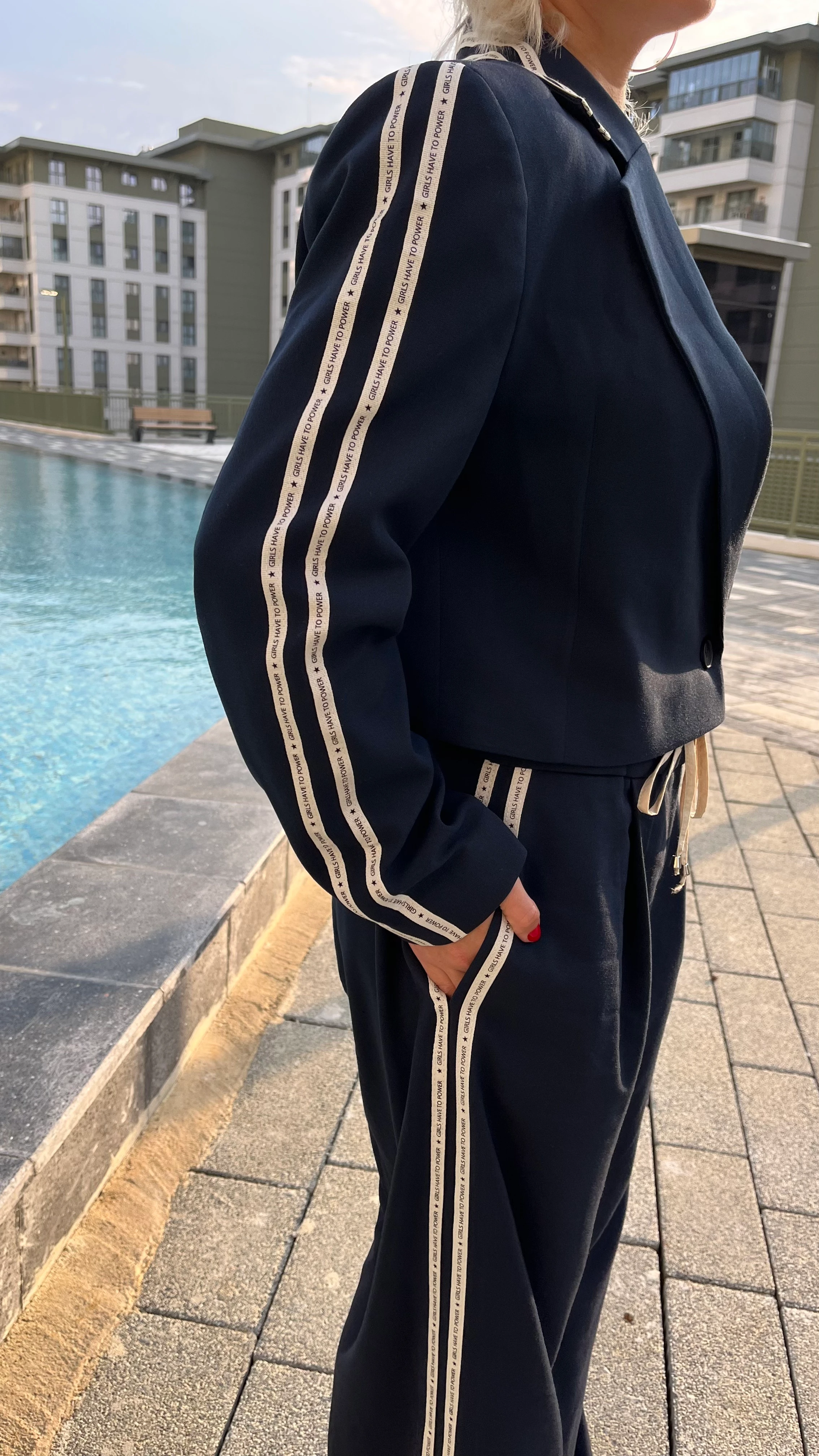 Yazı Detay Şeritli Pantolon Blazer Ceket Takım 