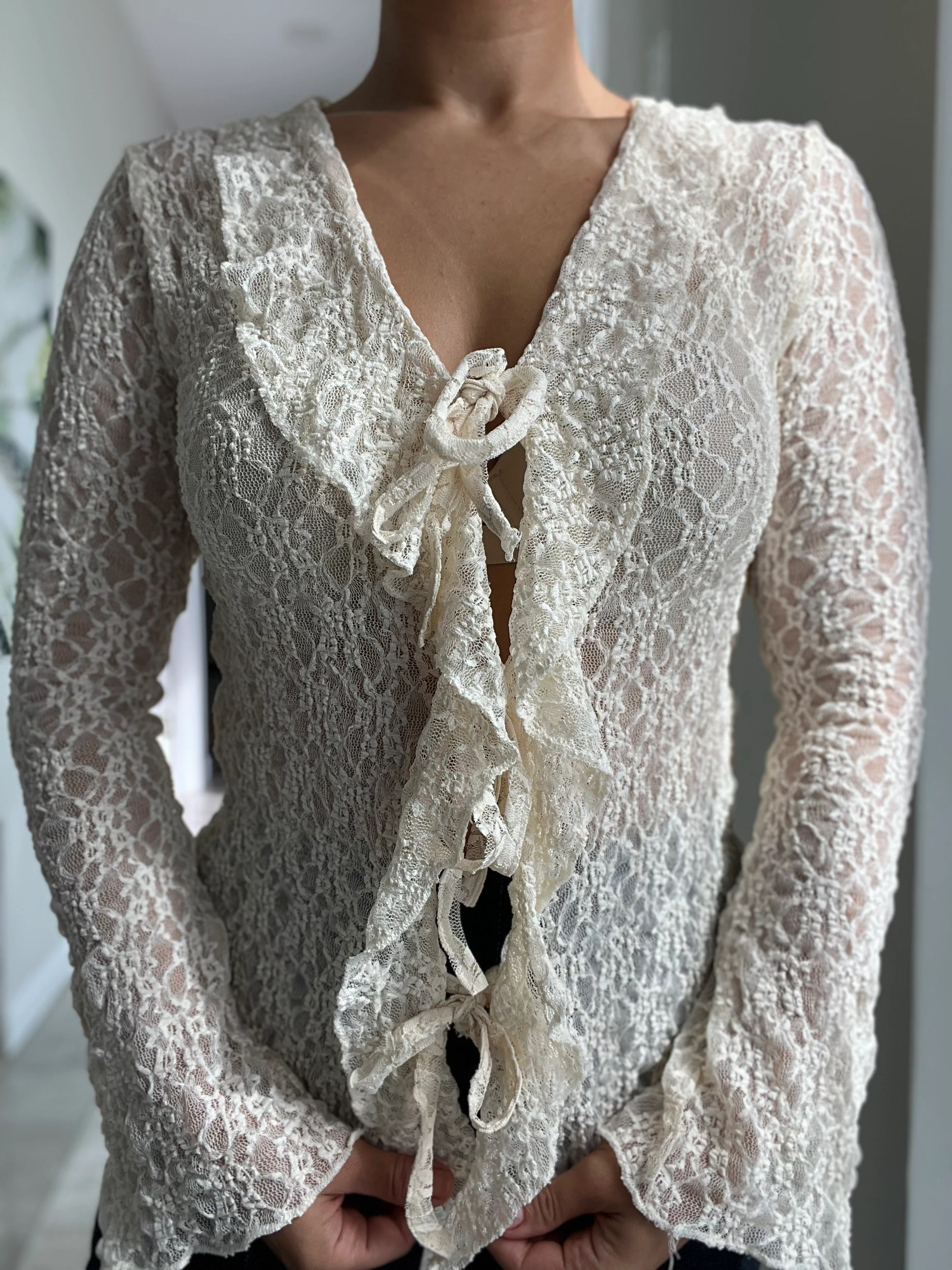 Önden Fırfırlı Dantel Bluz