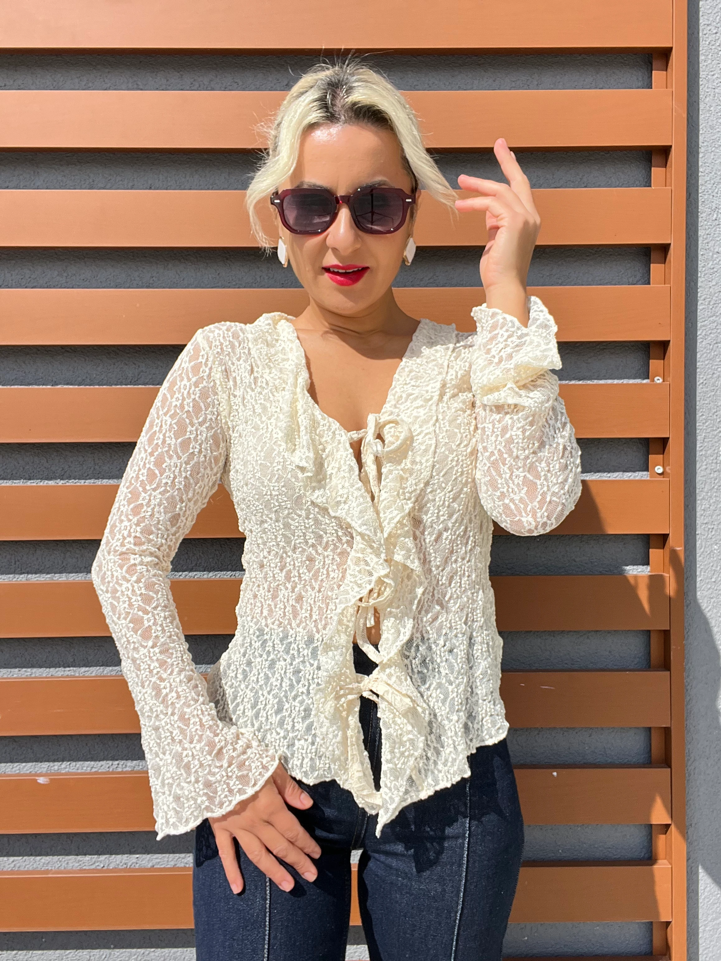 Önden Fırfırlı Dantel Bluz