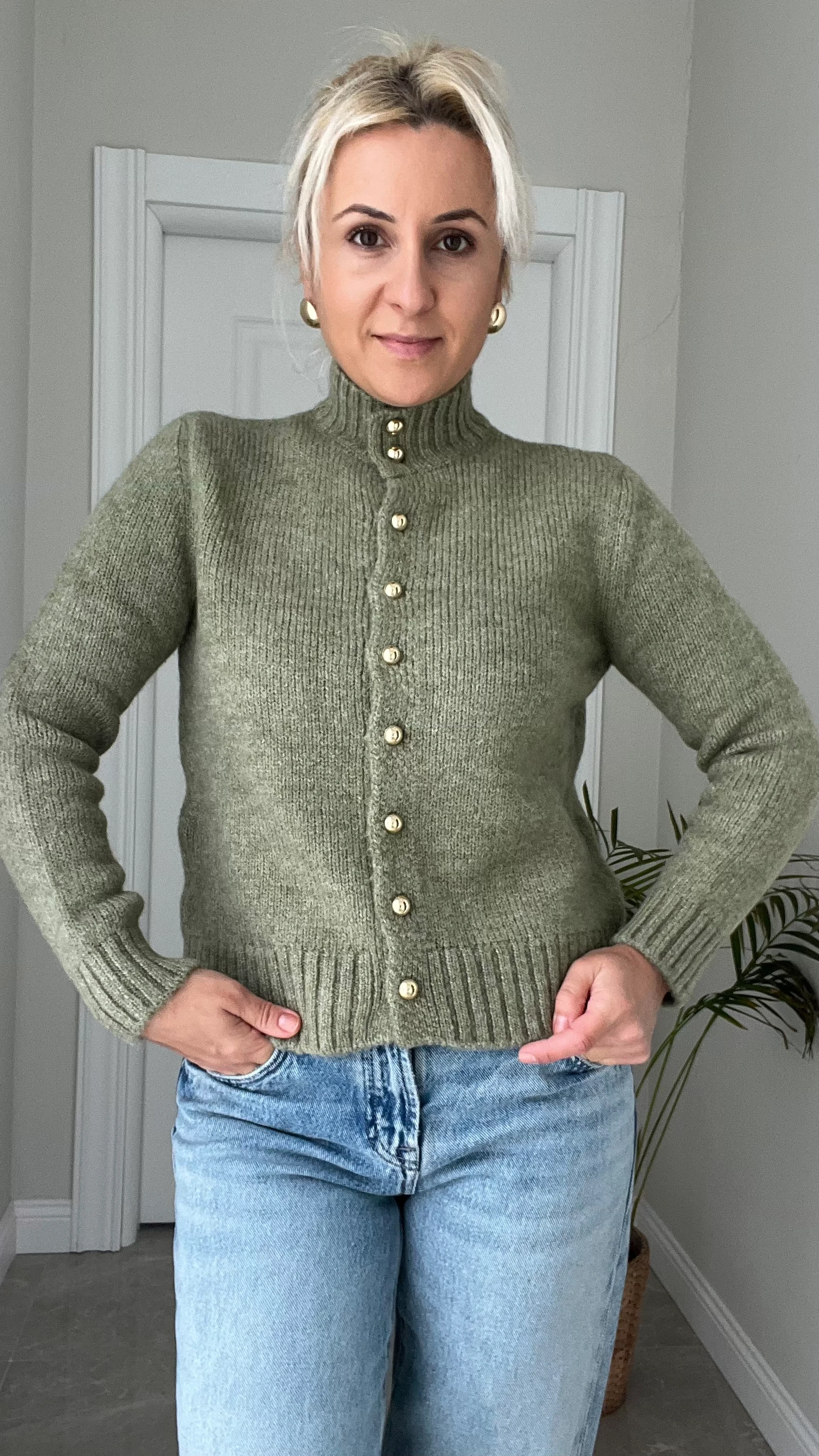 Gold Düğmeli Boğazlı Hırka Haki