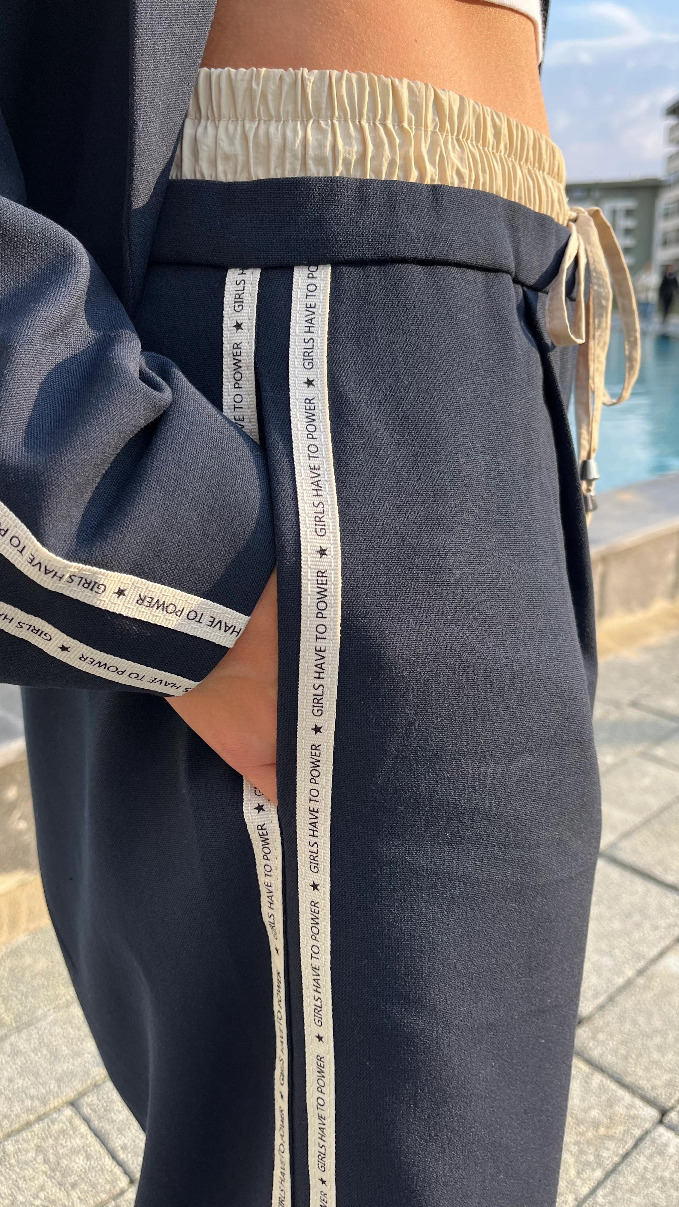 Yazı Detay Şeritli Pantolon Blazer Ceket Takım 