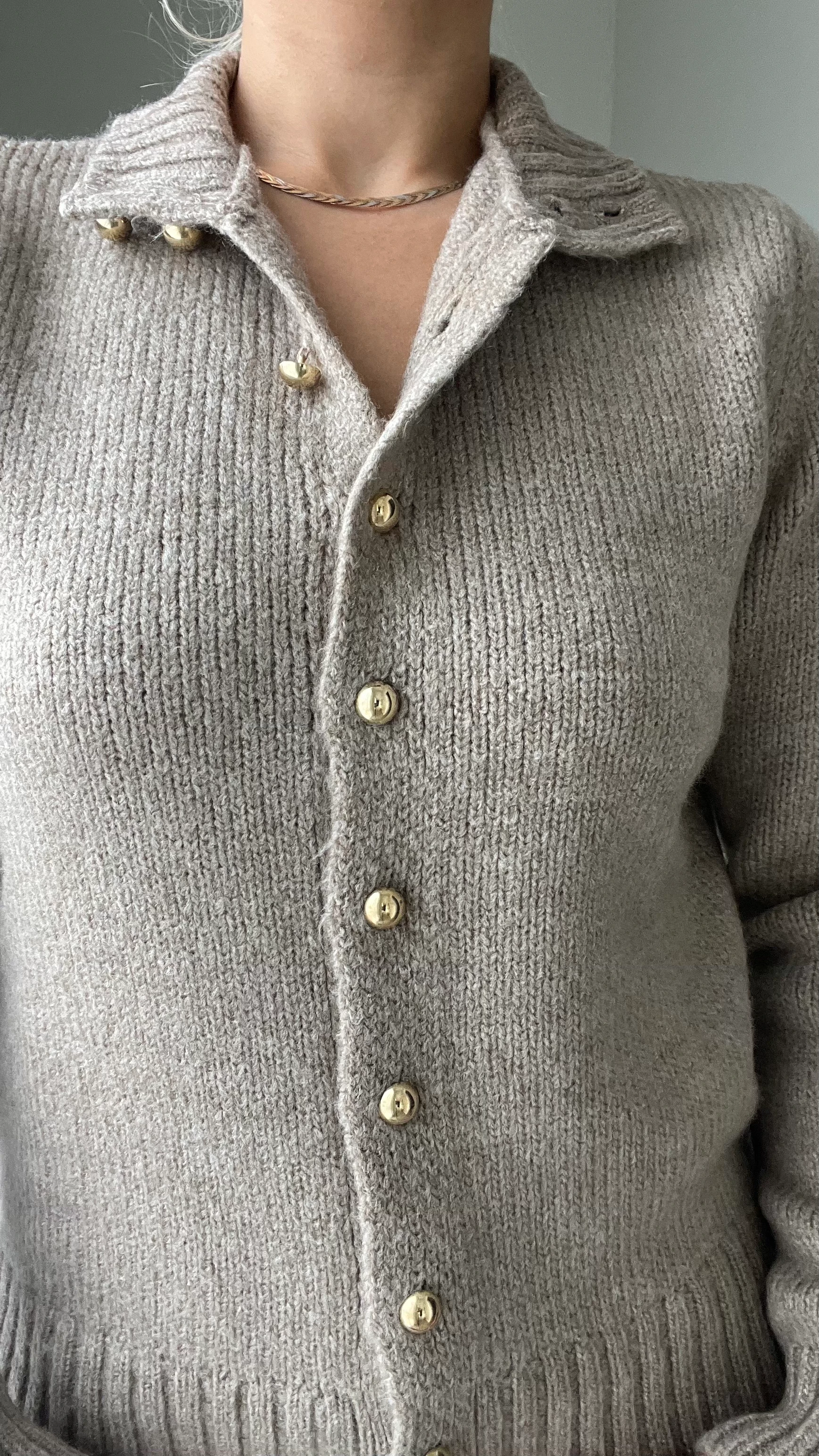 Gold Düğmeli Boğazlı Hırka Ekru