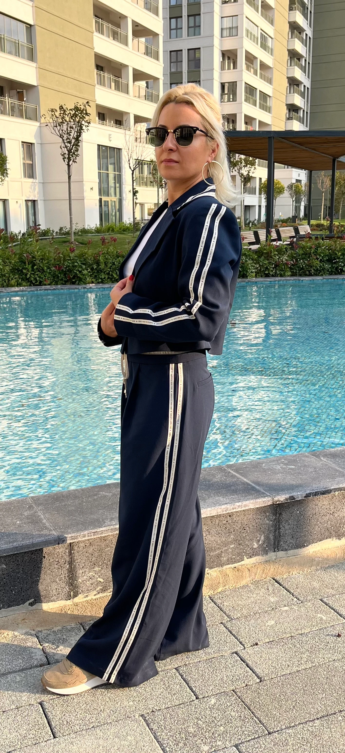 Yazı Detay Şeritli Pantolon Blazer Ceket Takım 