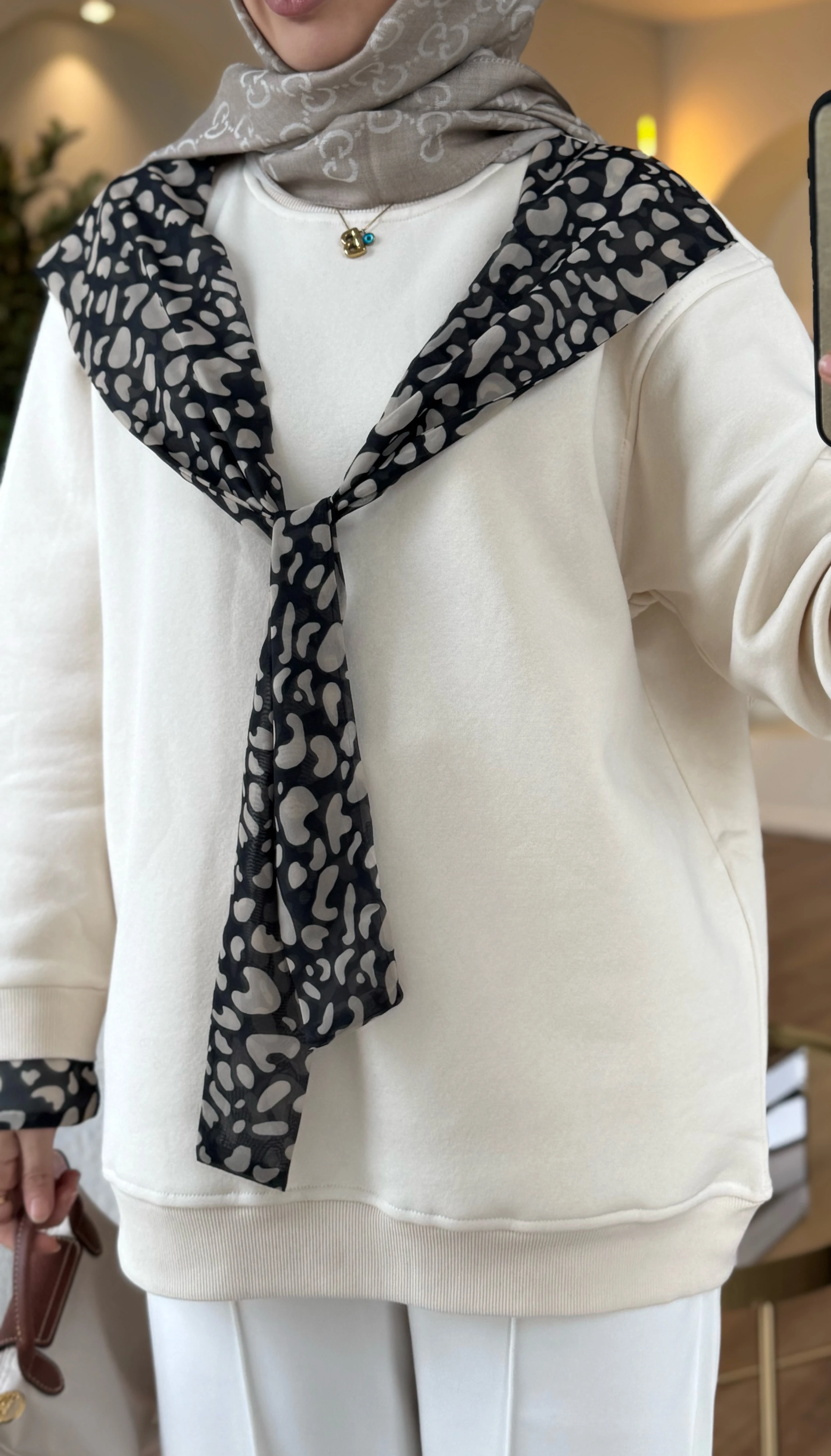 Leopar fularlı sweatshirt