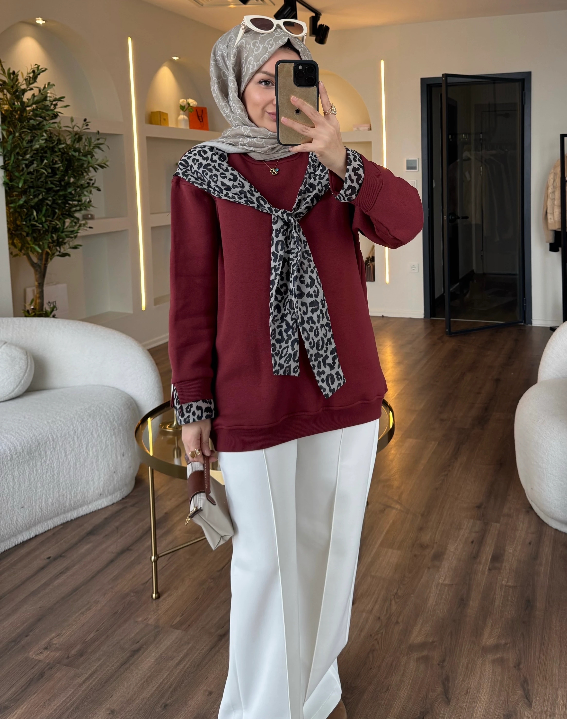 Leopar fularlı sweatshirt