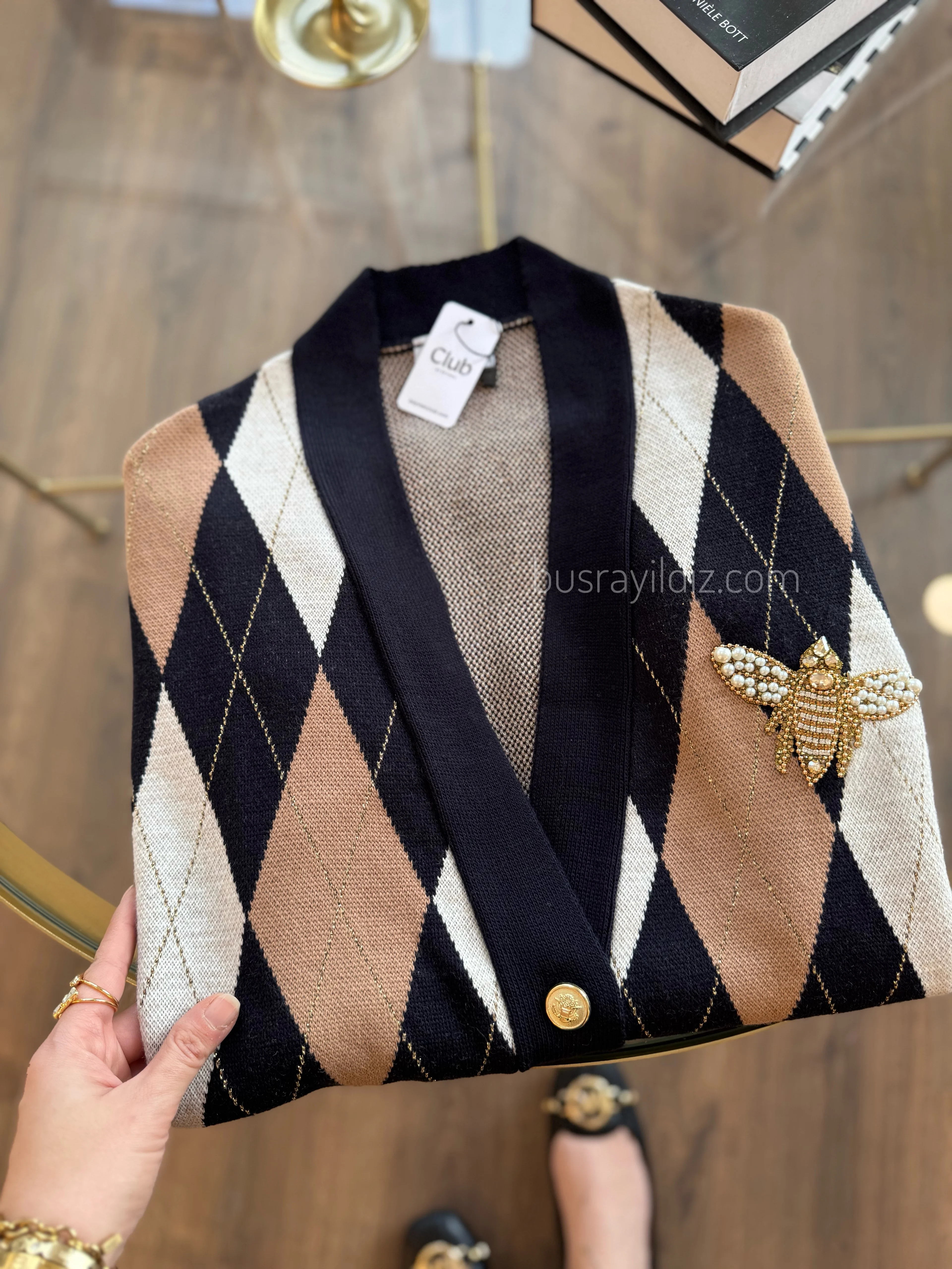 Bym arı işlemeli hırka 