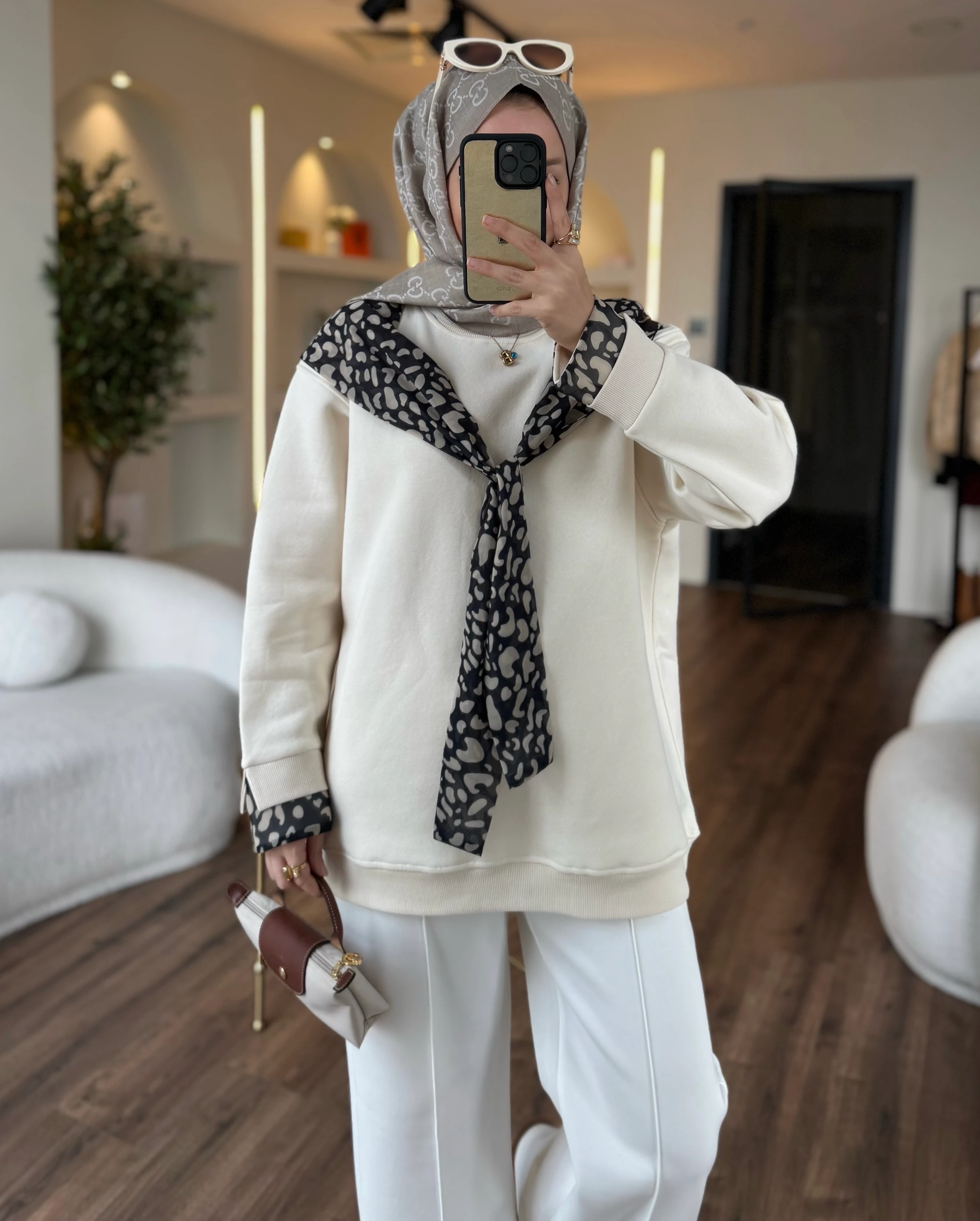 Leopar fularlı sweatshirt