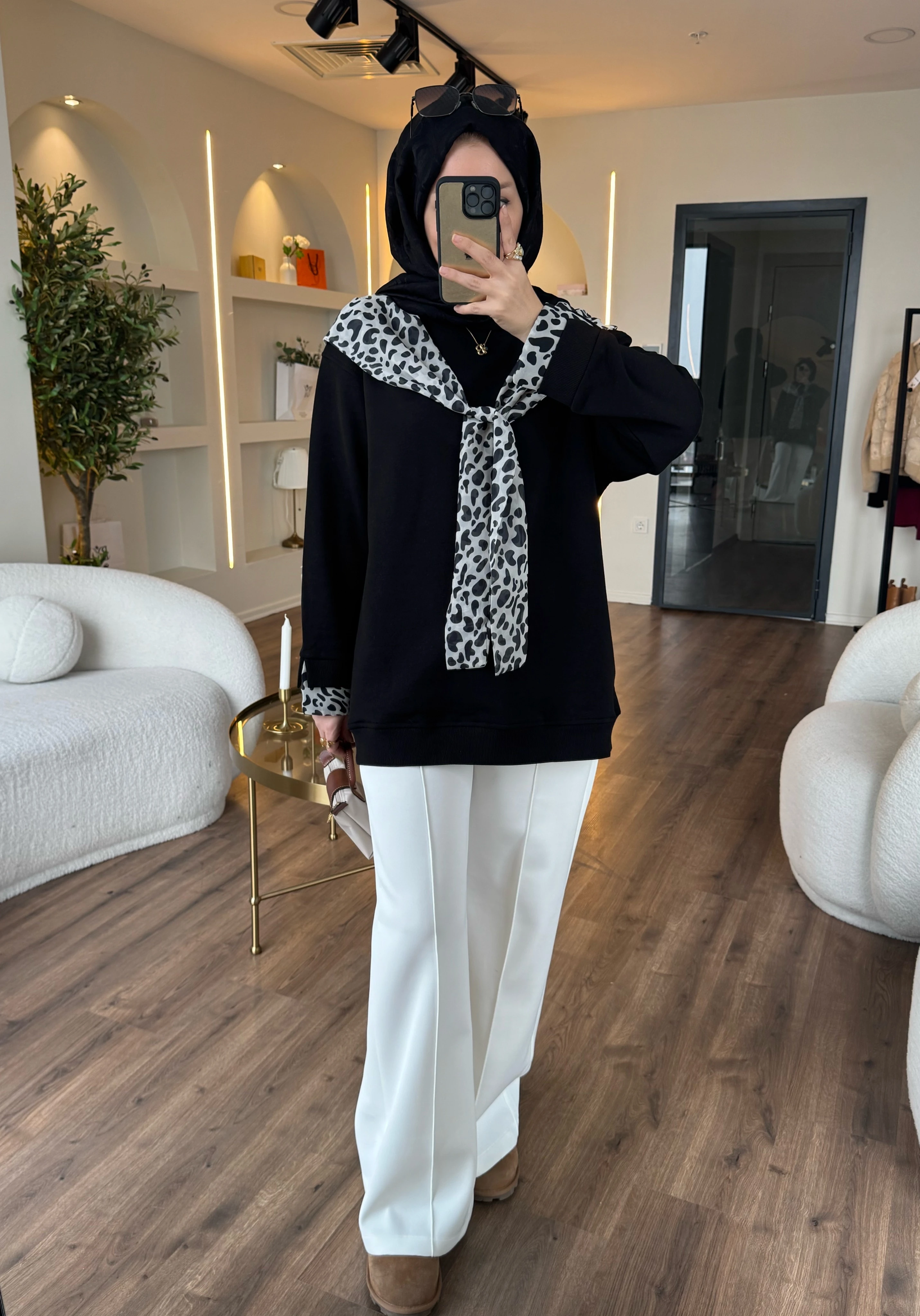 Leopar fularlı sweatshirt- siyah