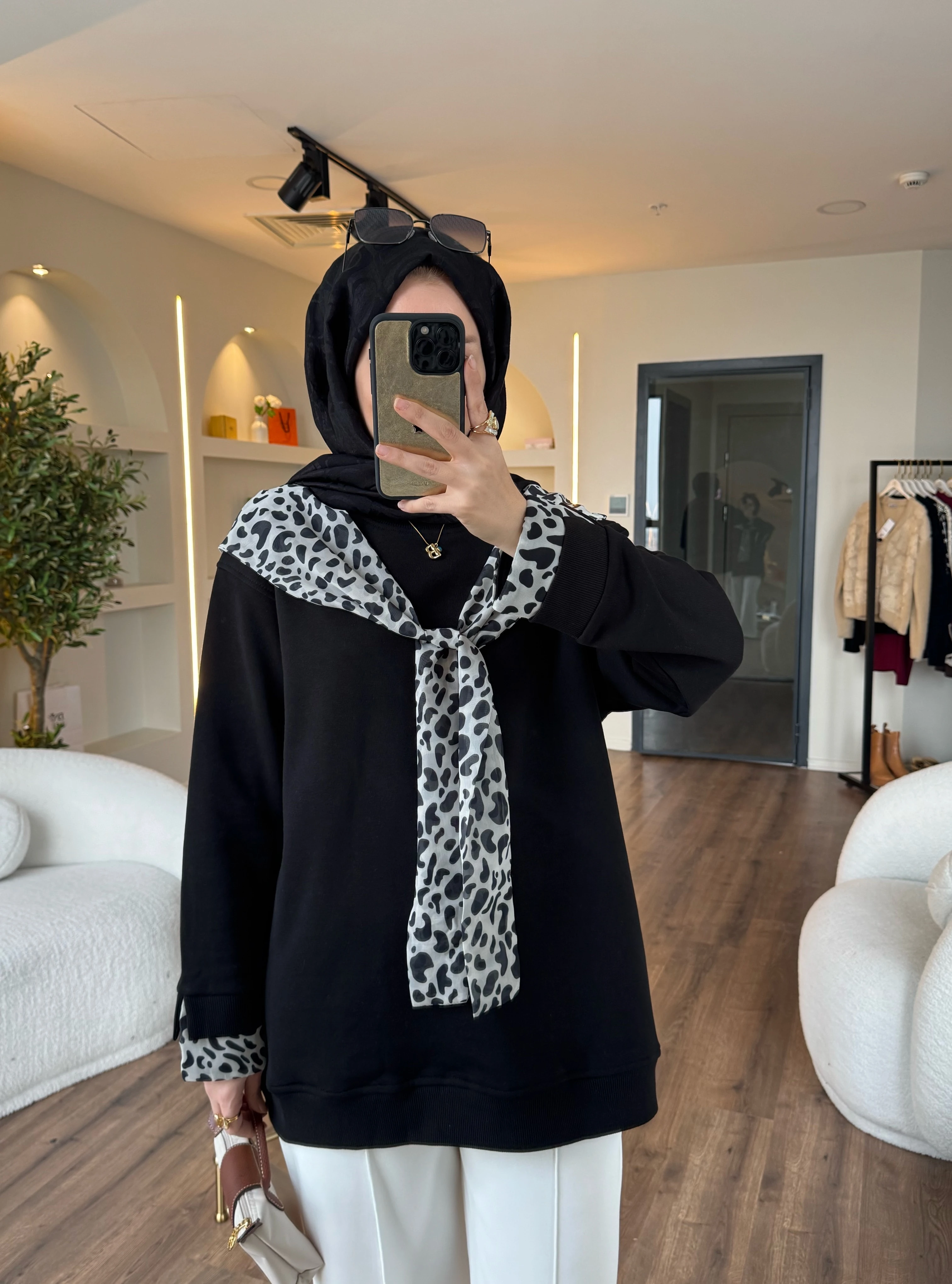 Leopar fularlı sweatshirt- siyah