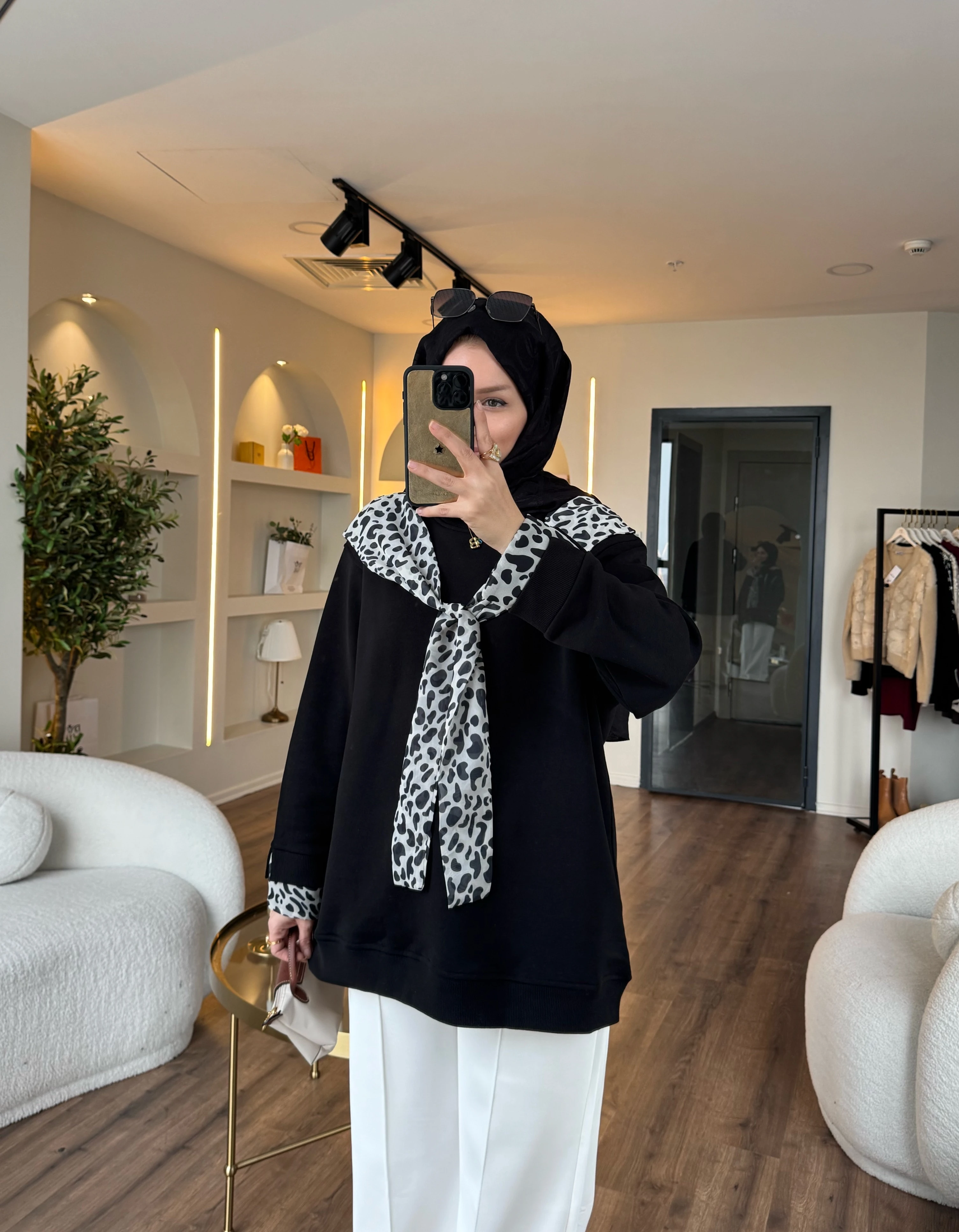 Leopar fularlı sweatshirt- siyah