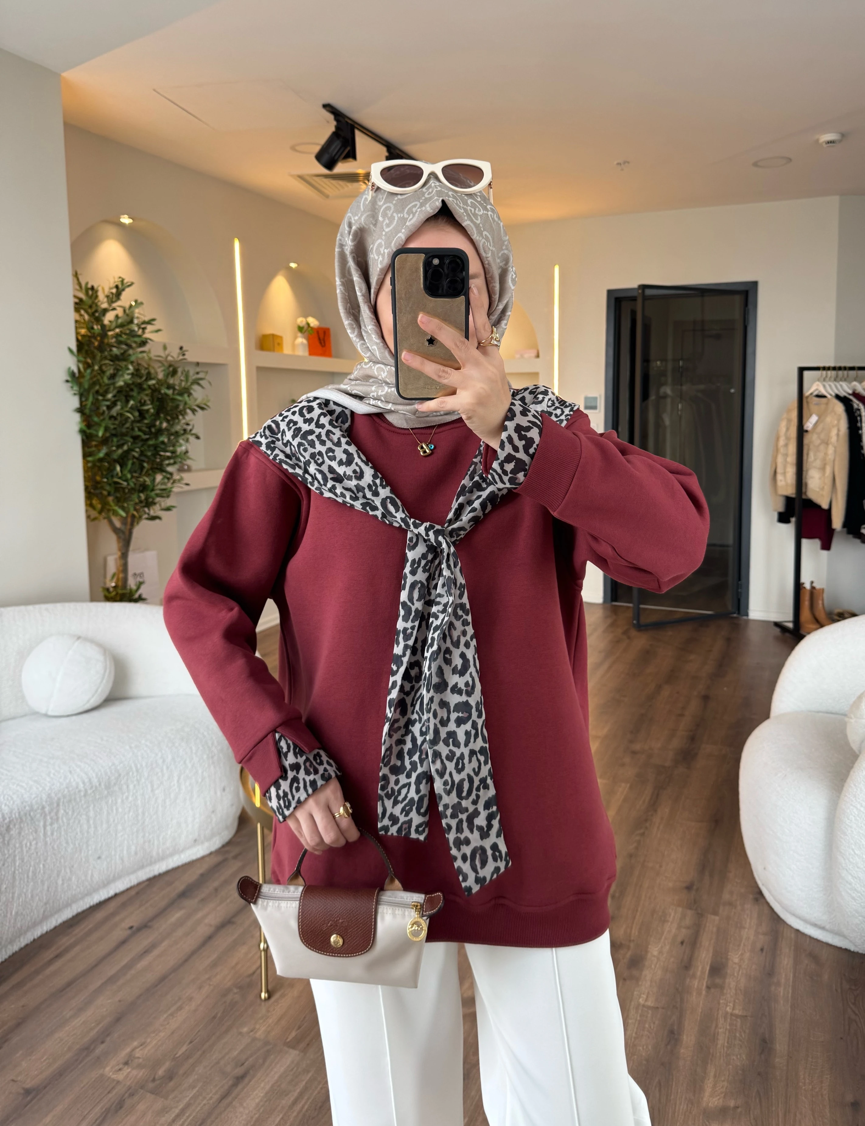 Leopar fularlı sweatshirt