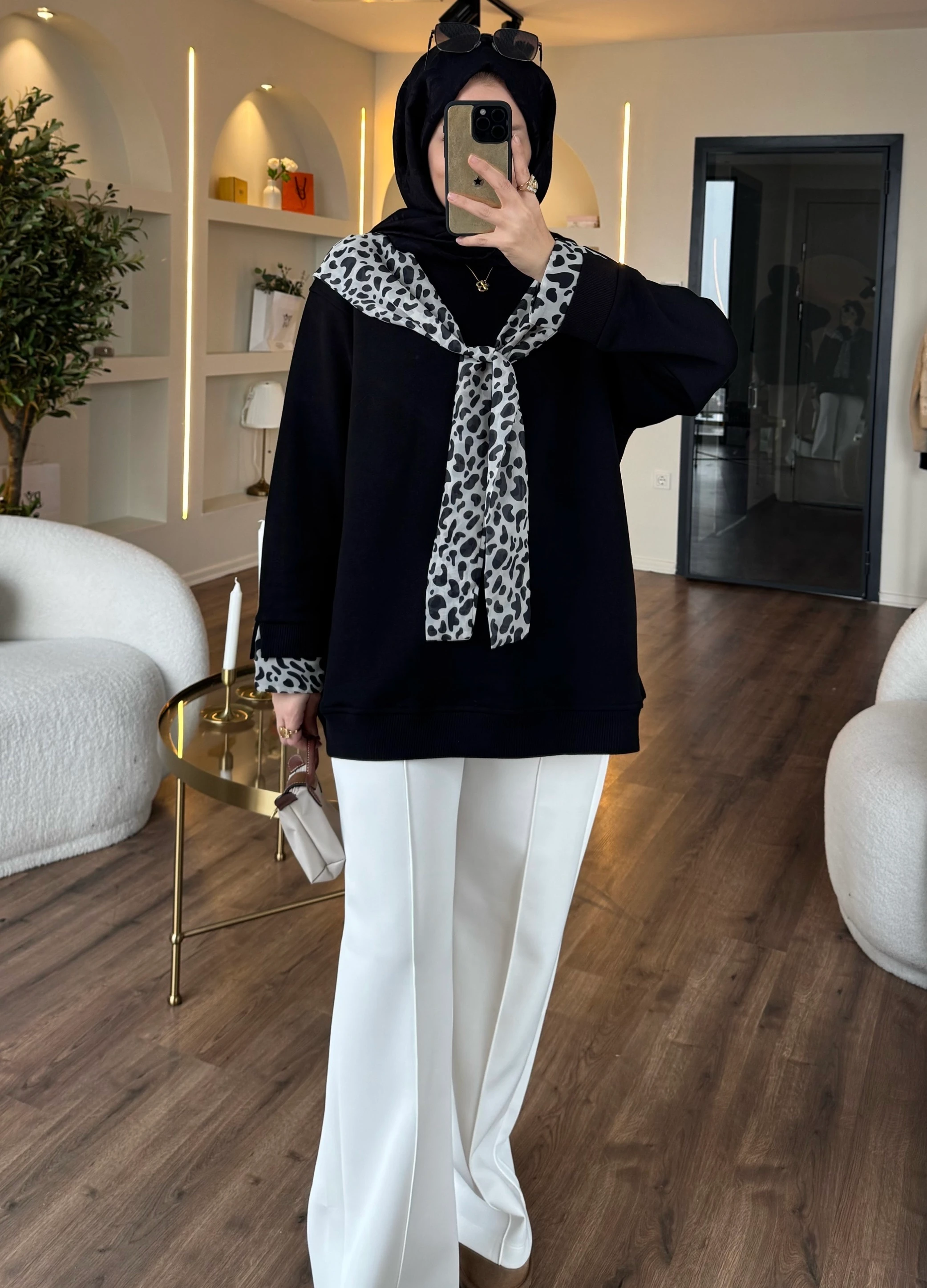 Leopar fularlı sweatshirt- siyah