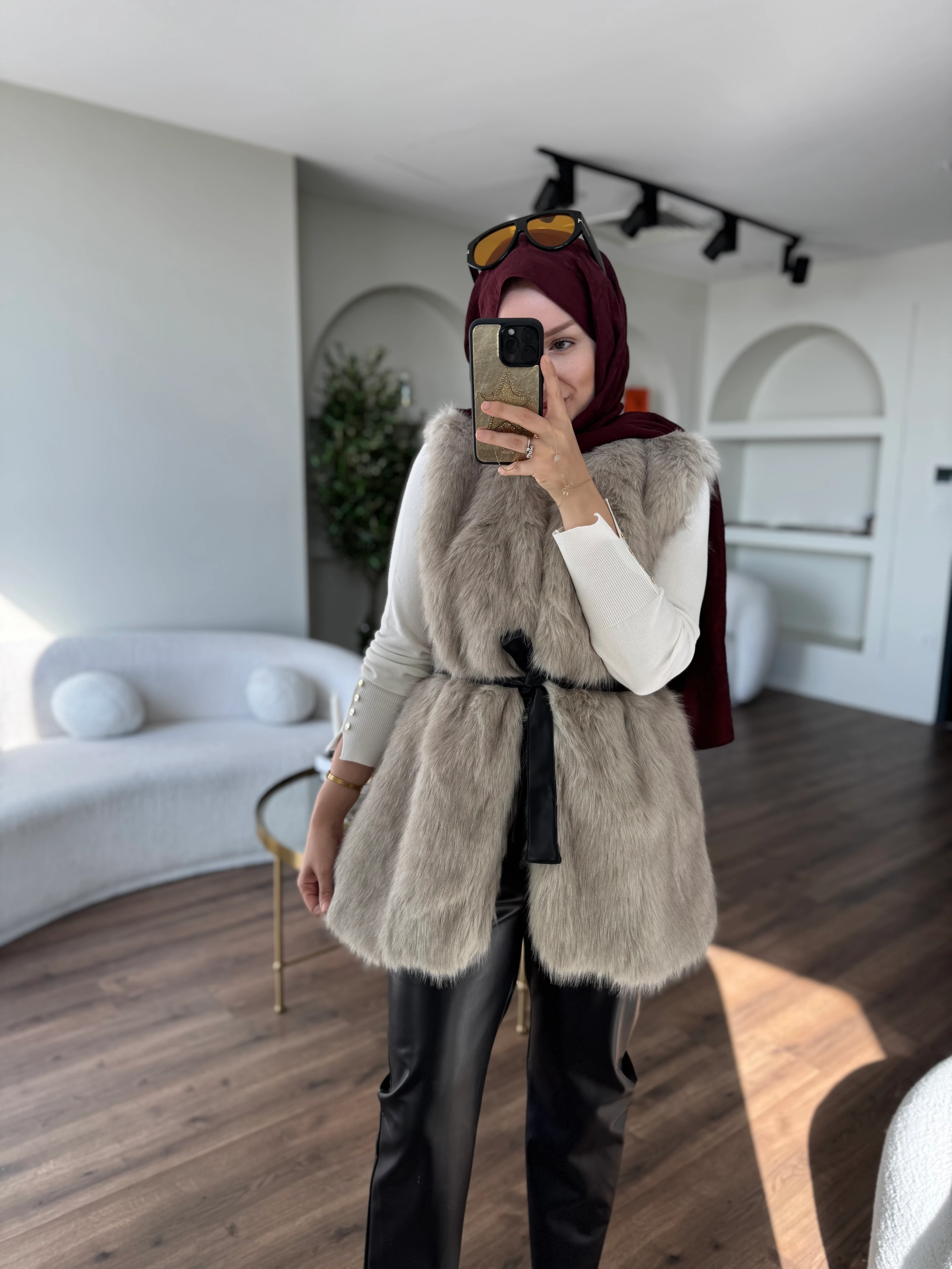 Deri kemerli kürk yelek 