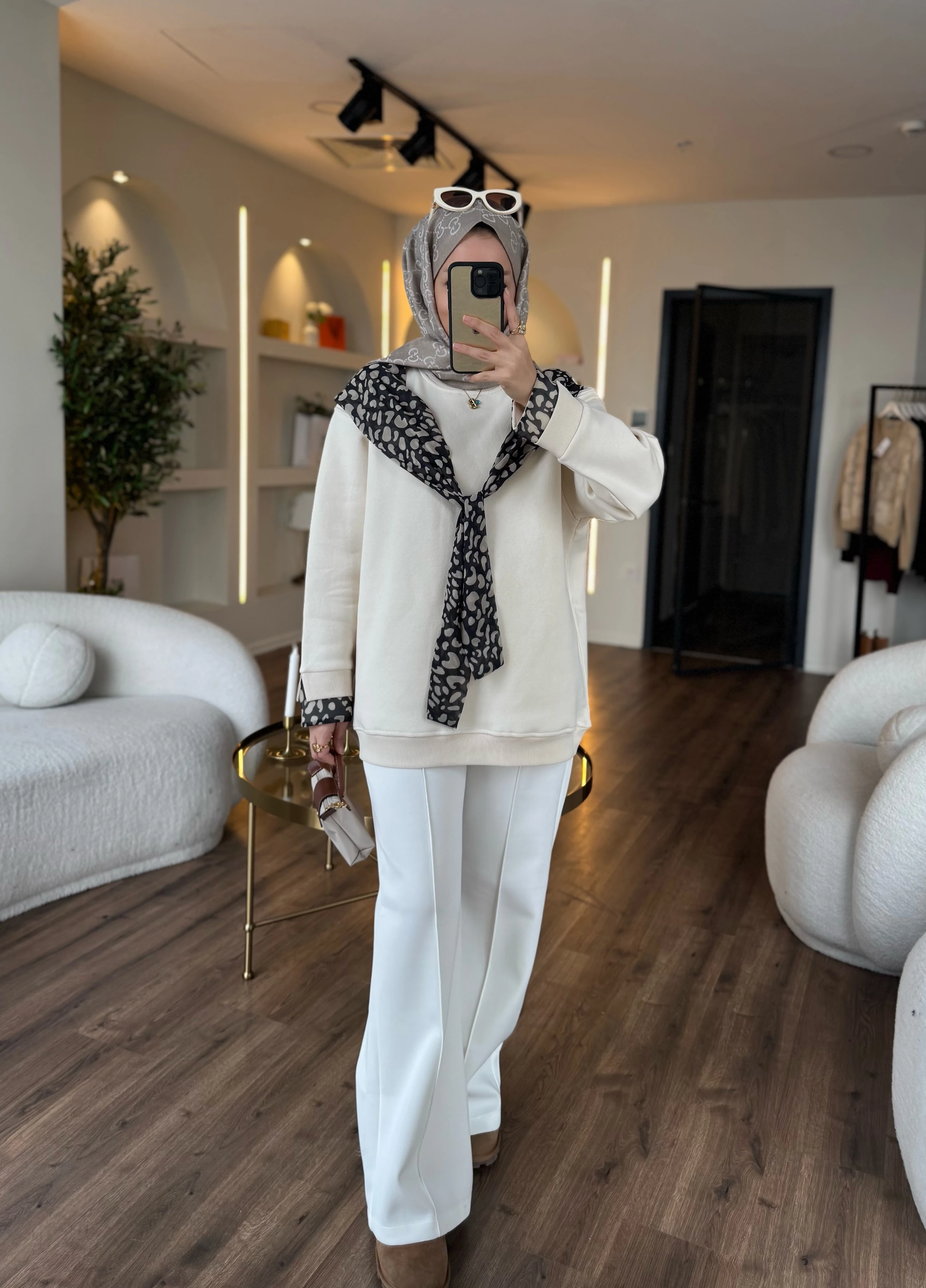 Leopar fularlı sweatshirt