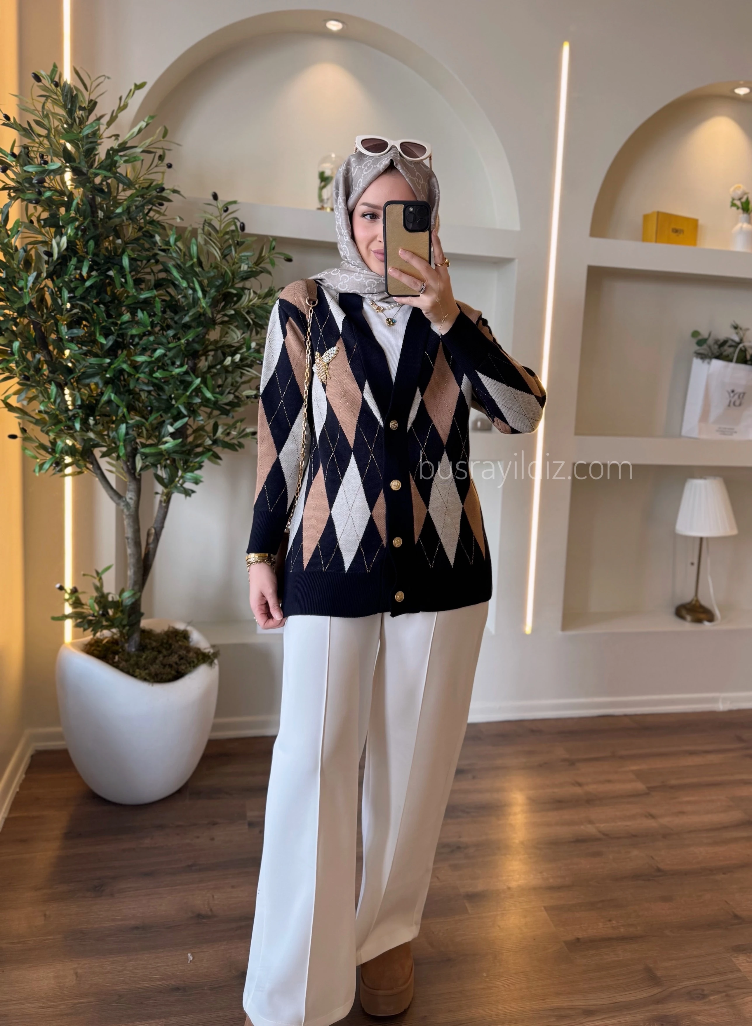 Bym arı işlemeli hırka 