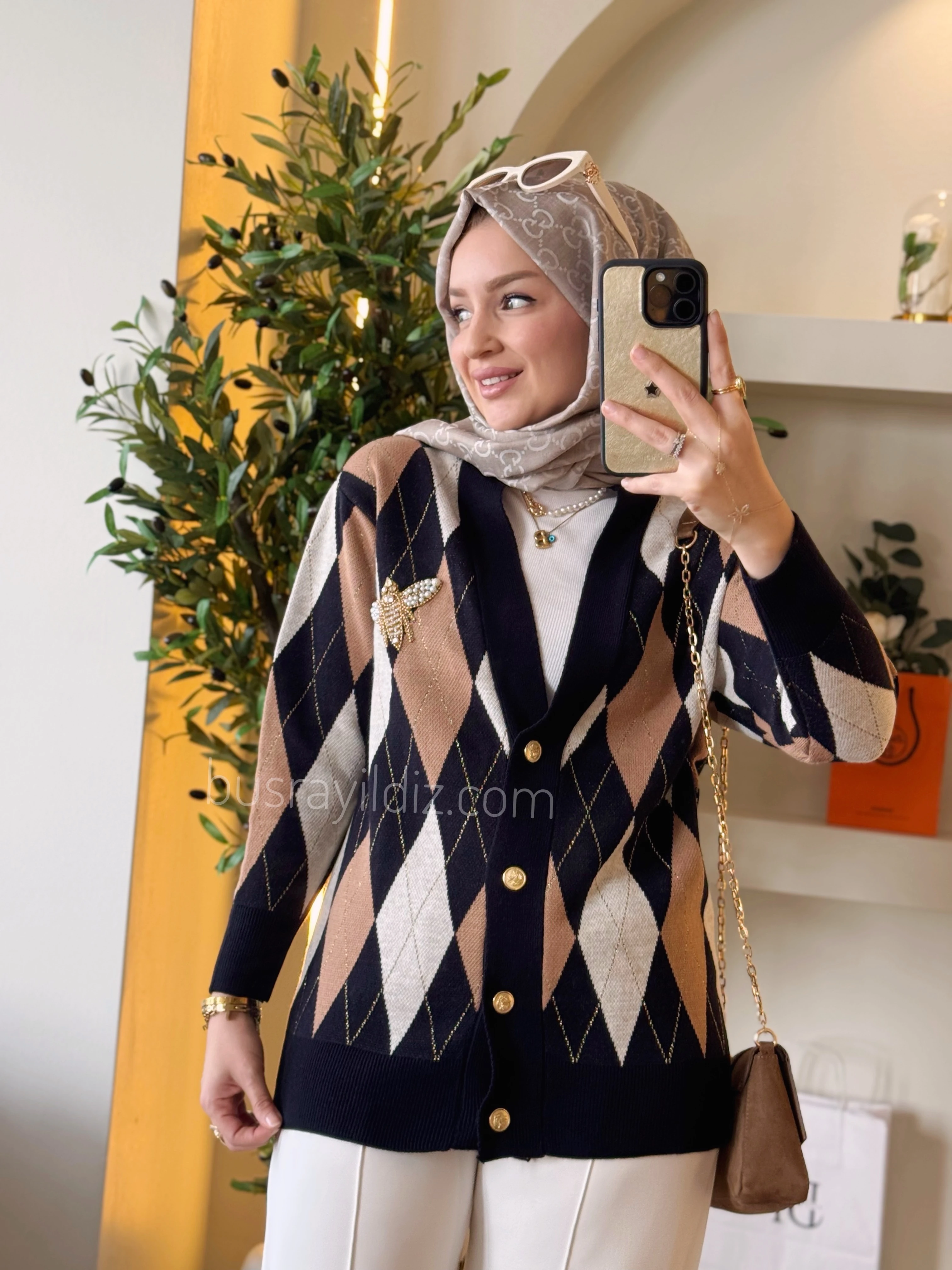 Bym arı işlemeli hırka 