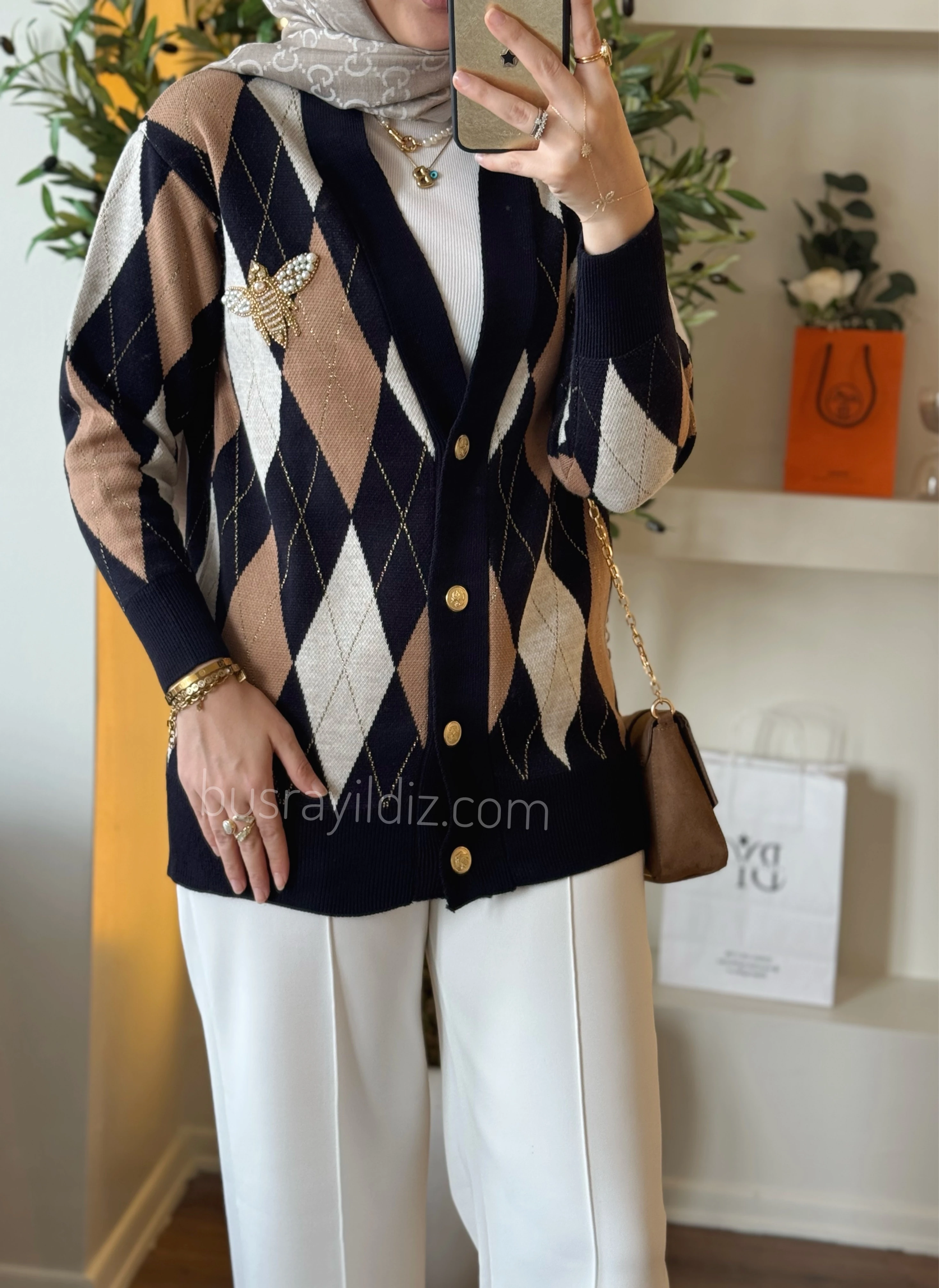 Bym arı işlemeli hırka 